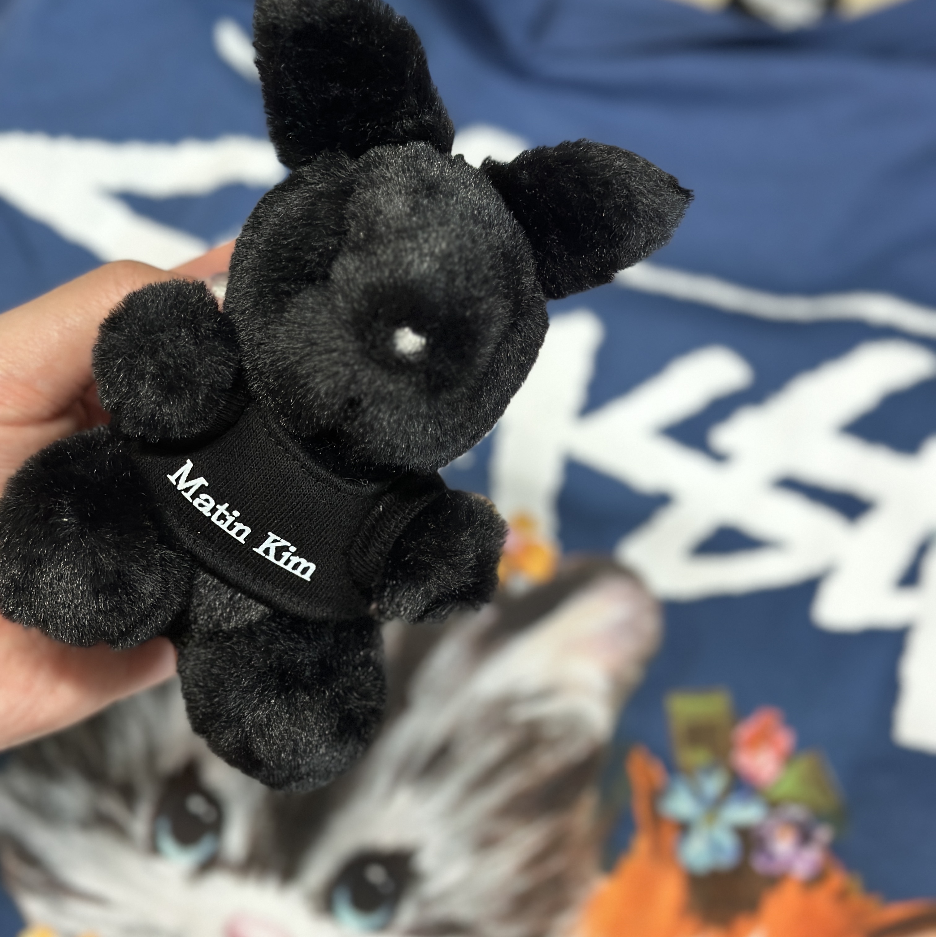 Matin Kim Black Bunny Toy Keyring Black 착용 스타일 - 1