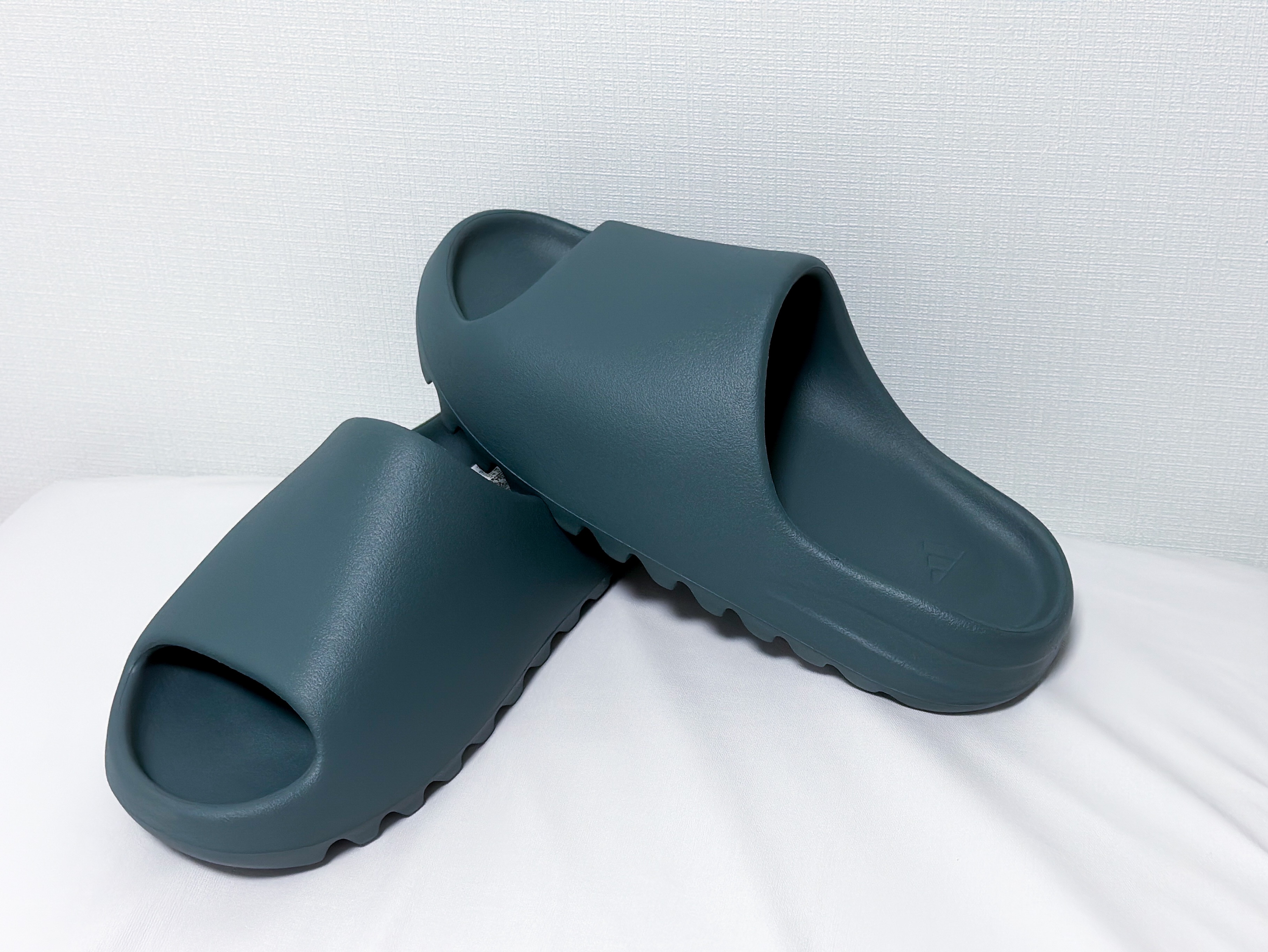 Adidas Yeezy Slide Slate Marine 착용 스타일