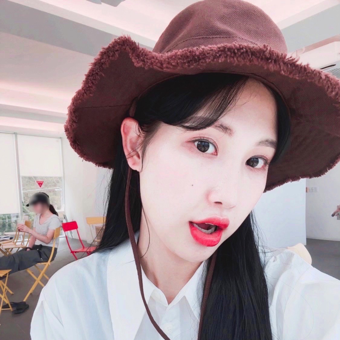 Jacquemus Le Bob Artichaut Bucket Hat Brown 착용 스타일 - 5