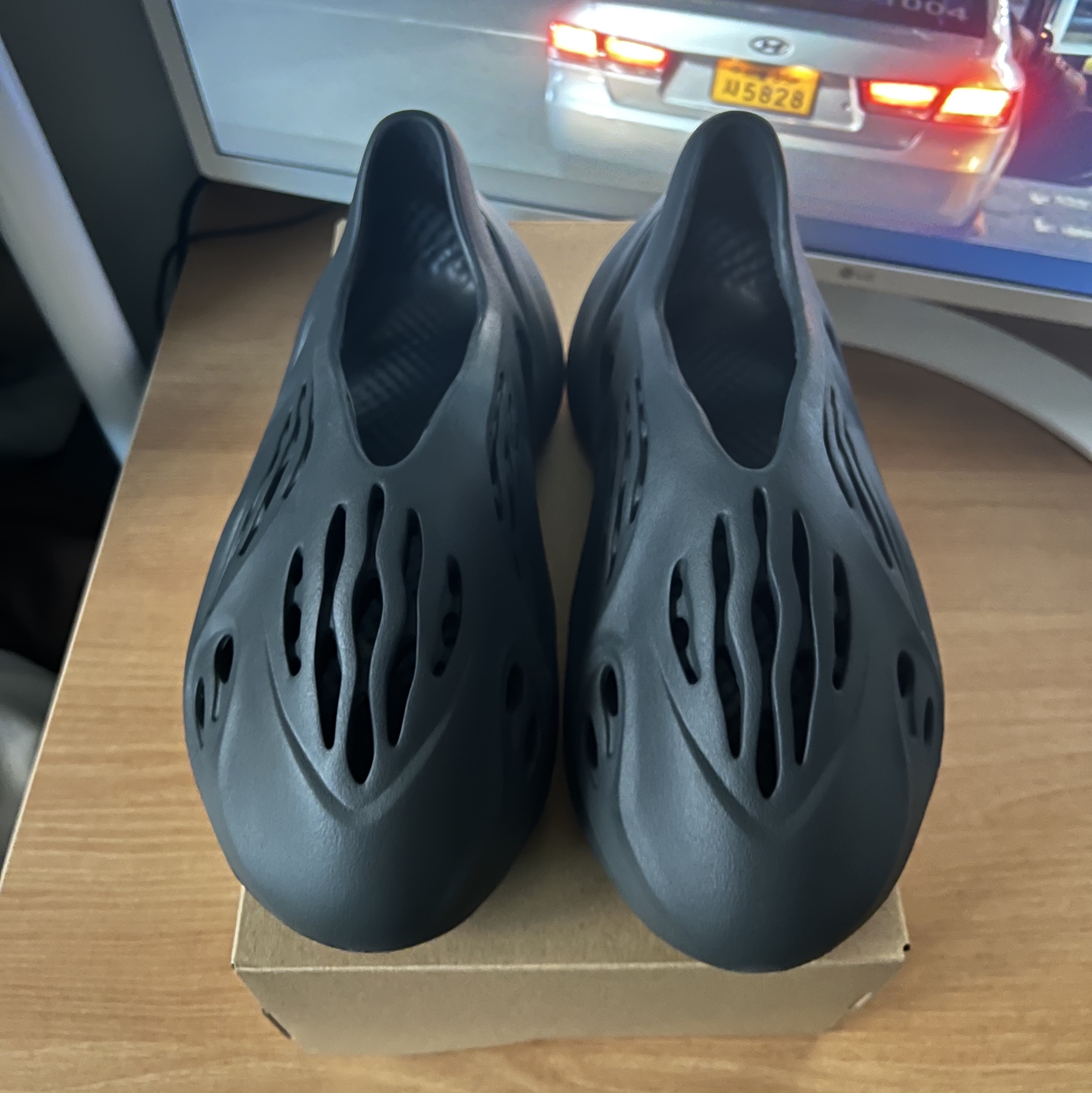 Adidas Yeezy Foam RNNR Carbon 착용 스타일