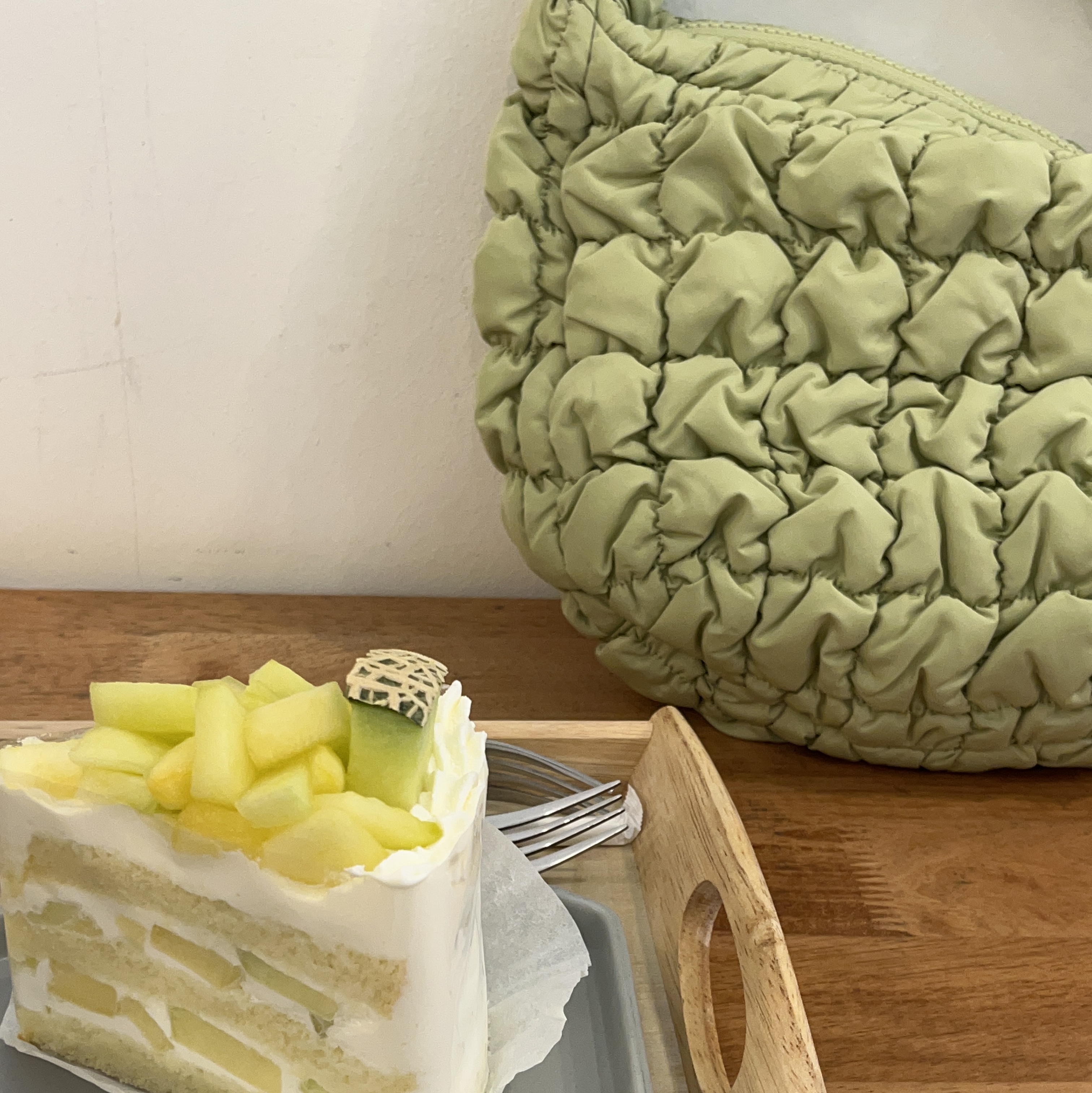 COS Quilted Mini Bag Light Green 착용 스타일