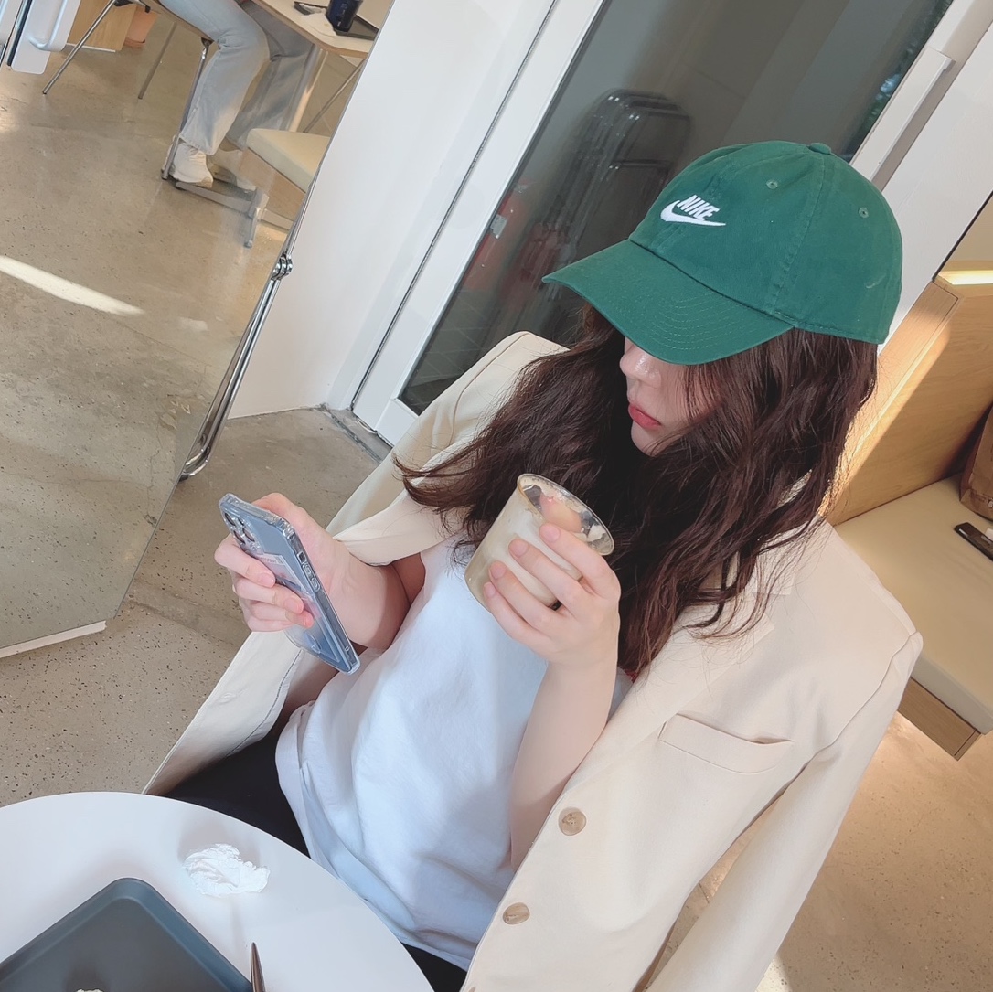 Nike Heritage 86 Futura Washed Cap Gorge Green, AMI de Coeur T-Shirt White 착용 스타일 - 2