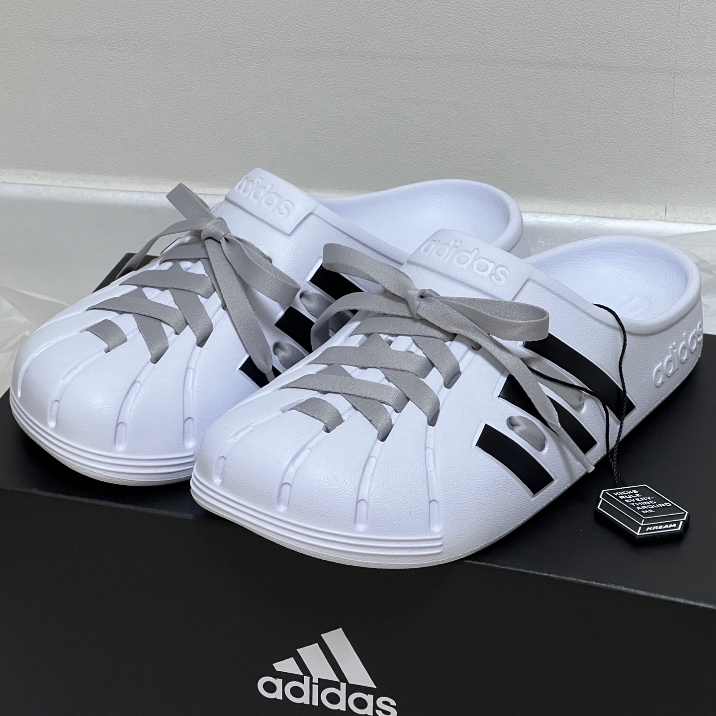 Adidas Adilette Clog White Black 착용 스타일