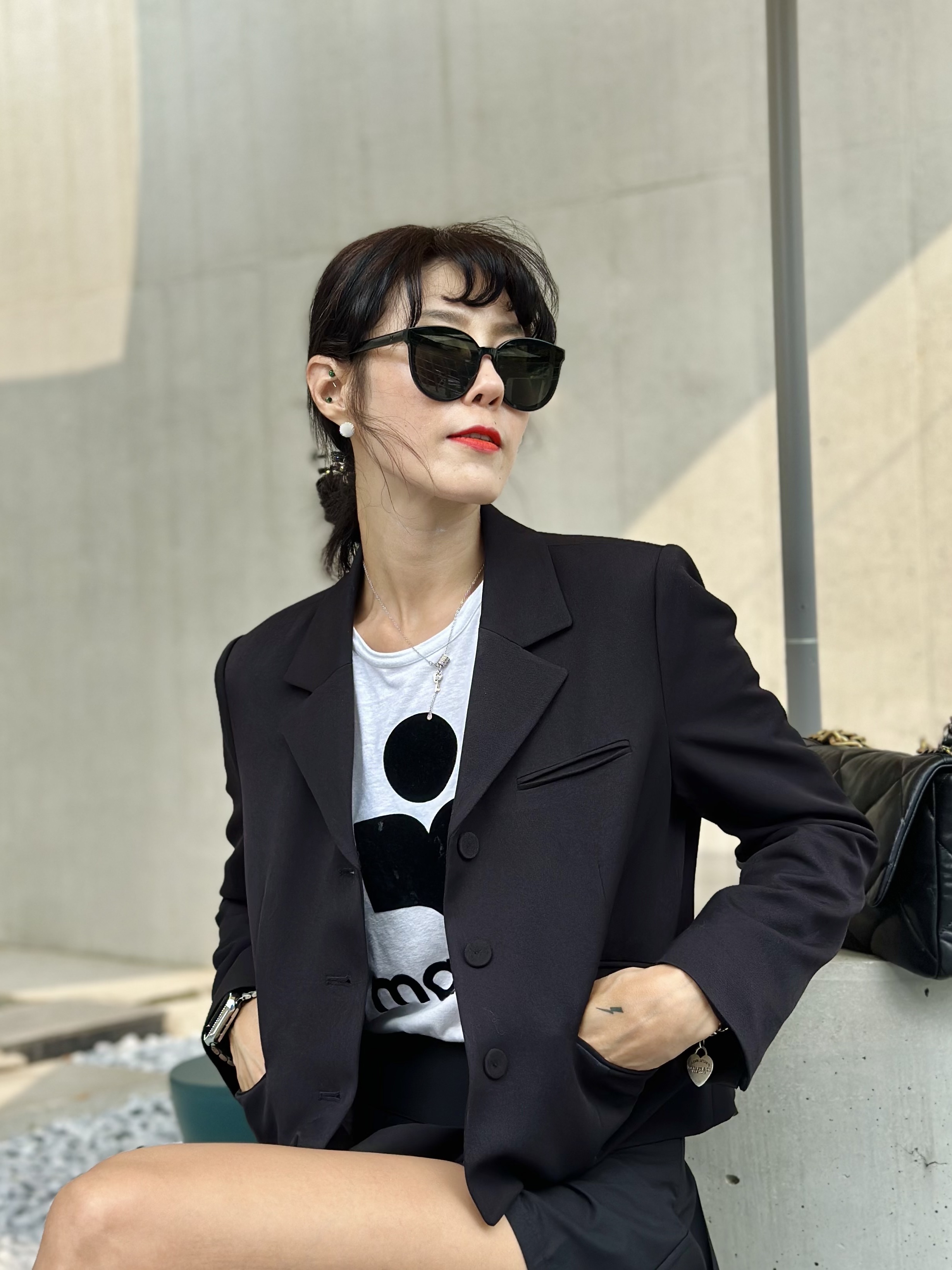 Apple Watch Nike SE 44mm GPS Space Gray Aluminum Case with Nike Sport Band Anthracite Black (Korean Ver.), Chanel Large 19 Handbag Goatskin & Gold Black 착용 스타일 - 3