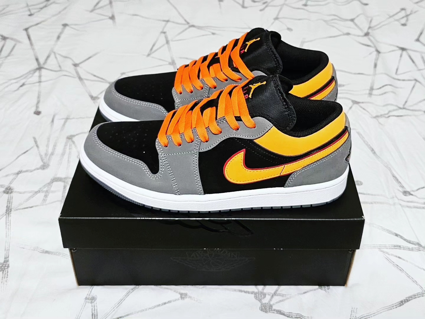Jordan 1 Low SE Black Vivid Orange 착용 스타일 - 2