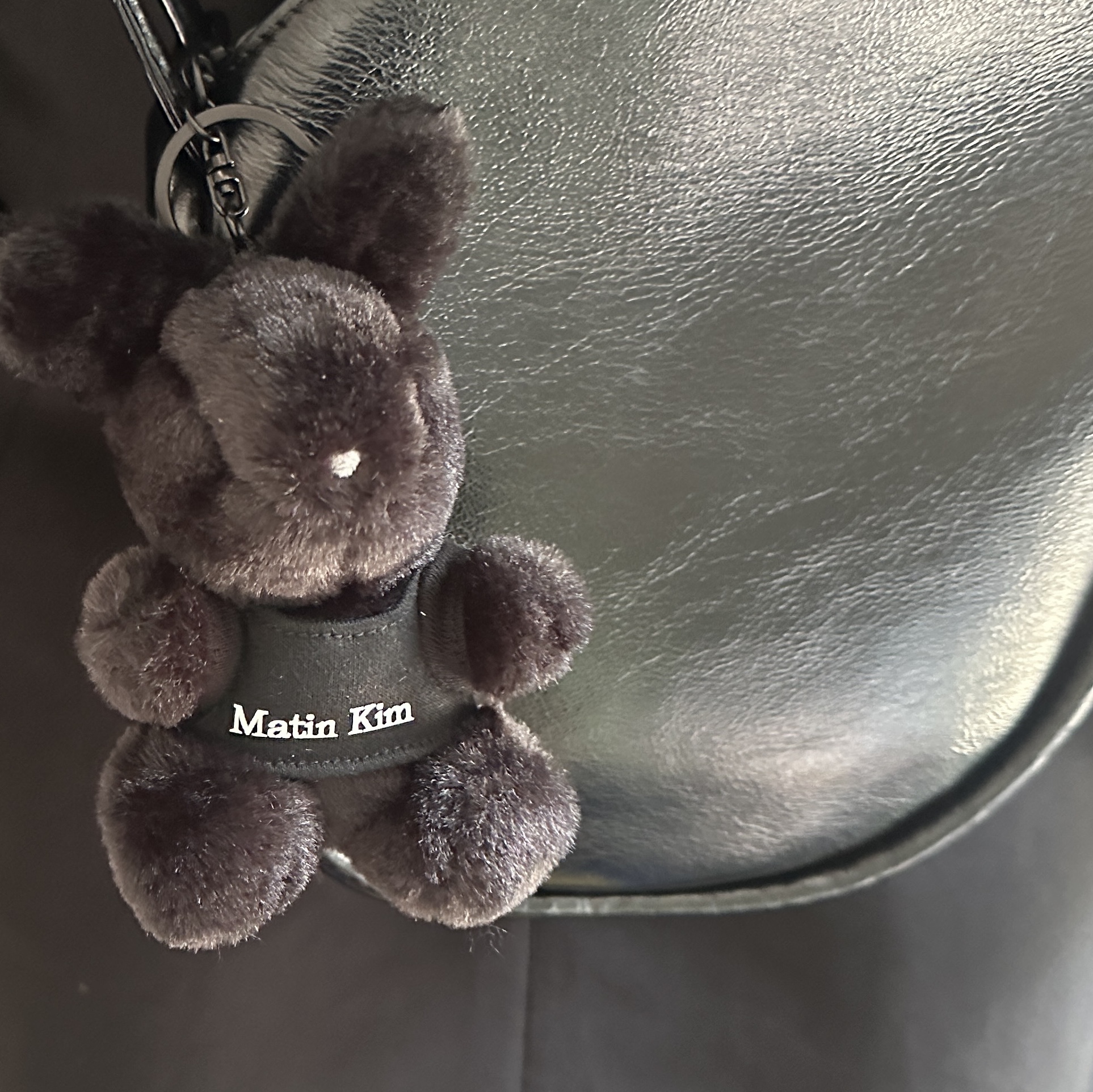 Matin Kim Black Bunny Toy Keyring Black 착용 스타일 - 2