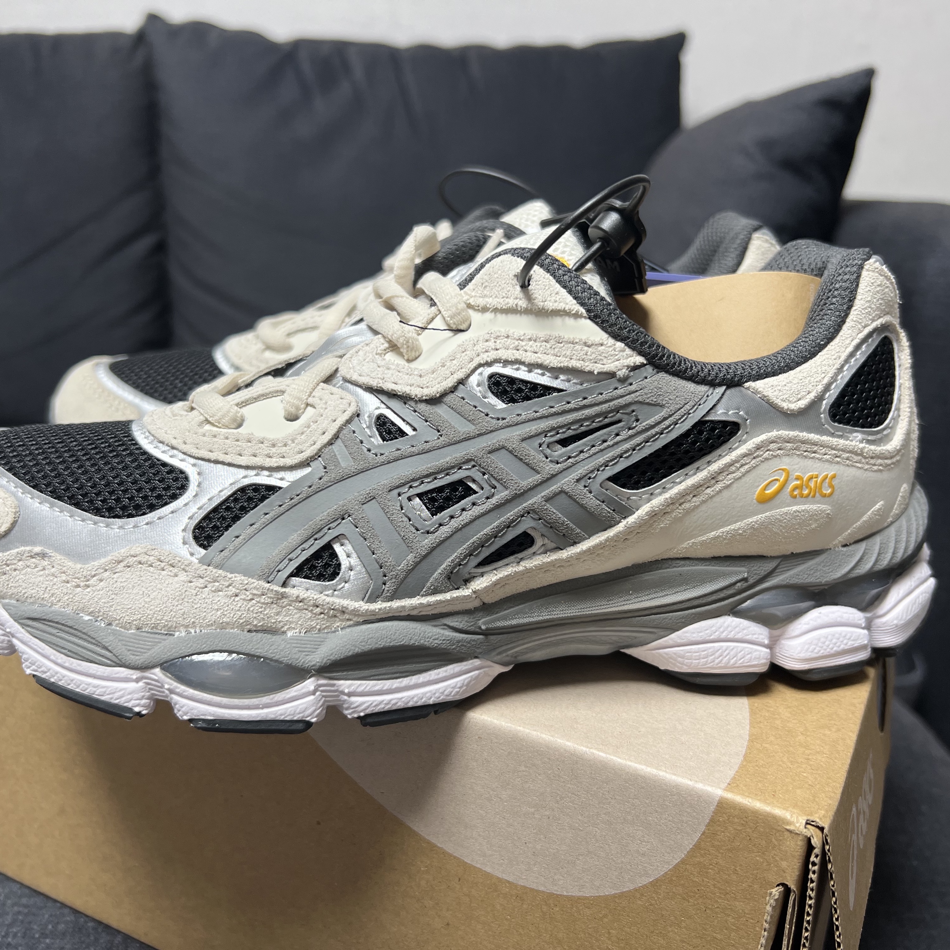 Asics Gel-NYC Black Clay Grey 착용 스타일 - 2