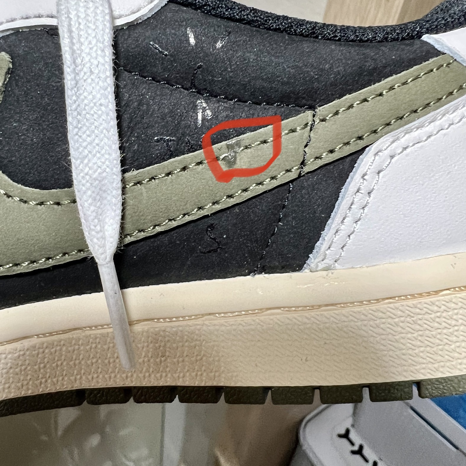 (W) Jordan 1 x Travis Scott Retro Low OG SP Medium Olive 착용 스타일 - 1