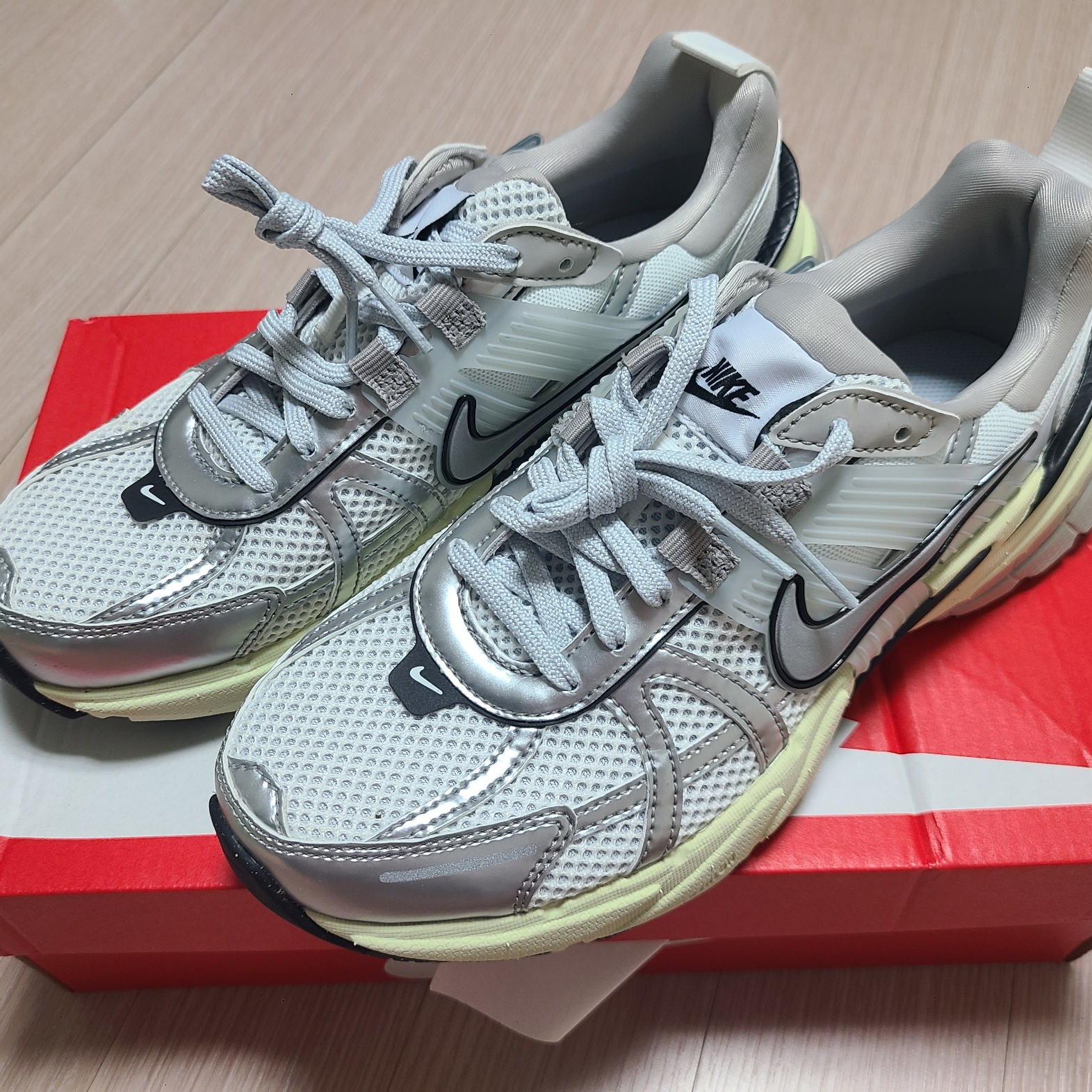 Nike V2K Run Summit White Metallic Silver 착용 스타일