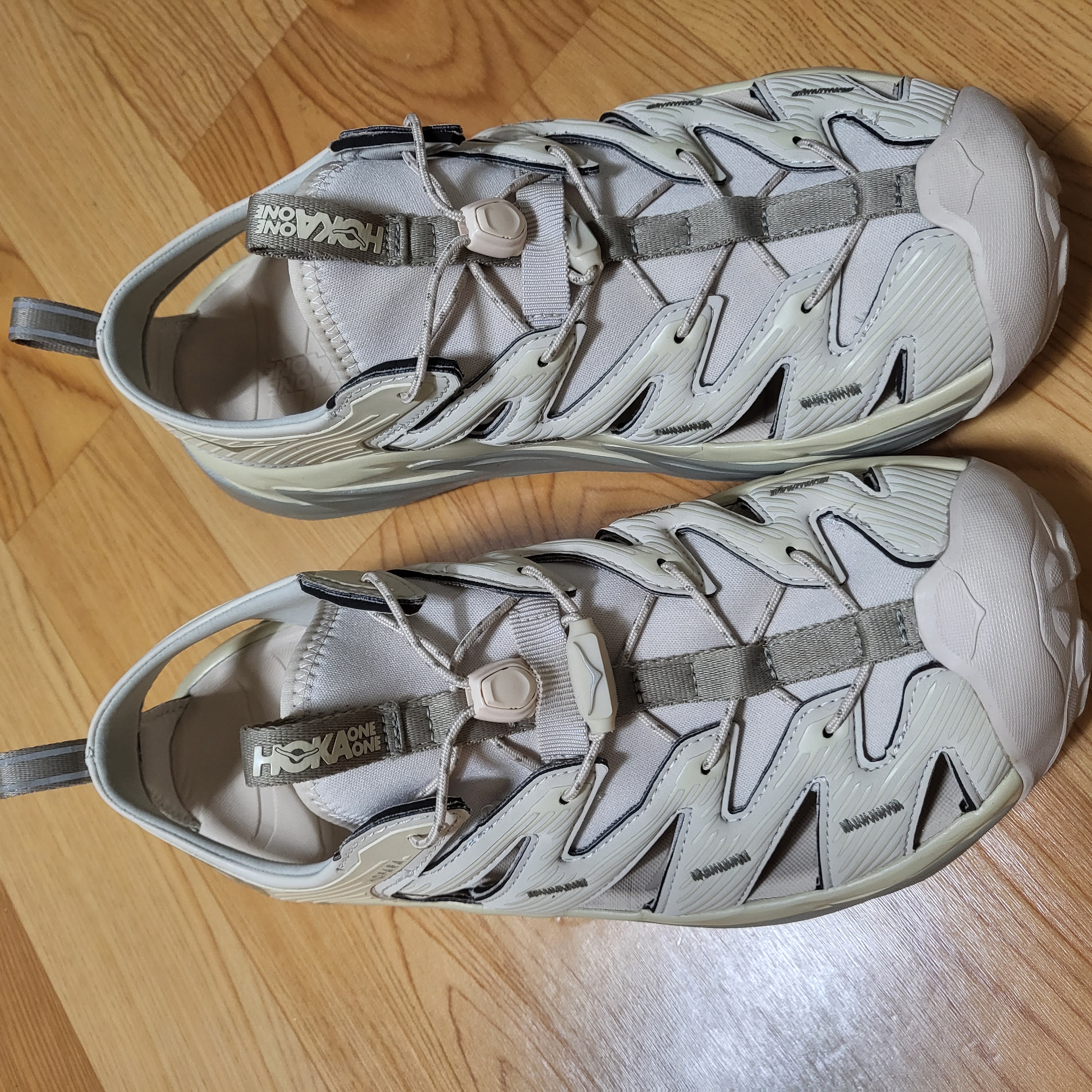 Hoka Hopara Shifting Sand Dune 착용 스타일