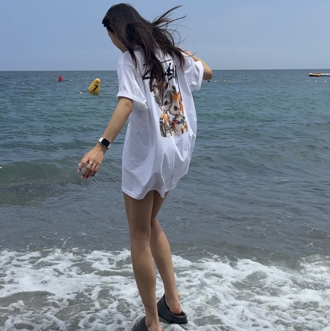 Stussy Kittens T-Shirt White, Adidas Yeezy Slide Onyx 착용 스타일