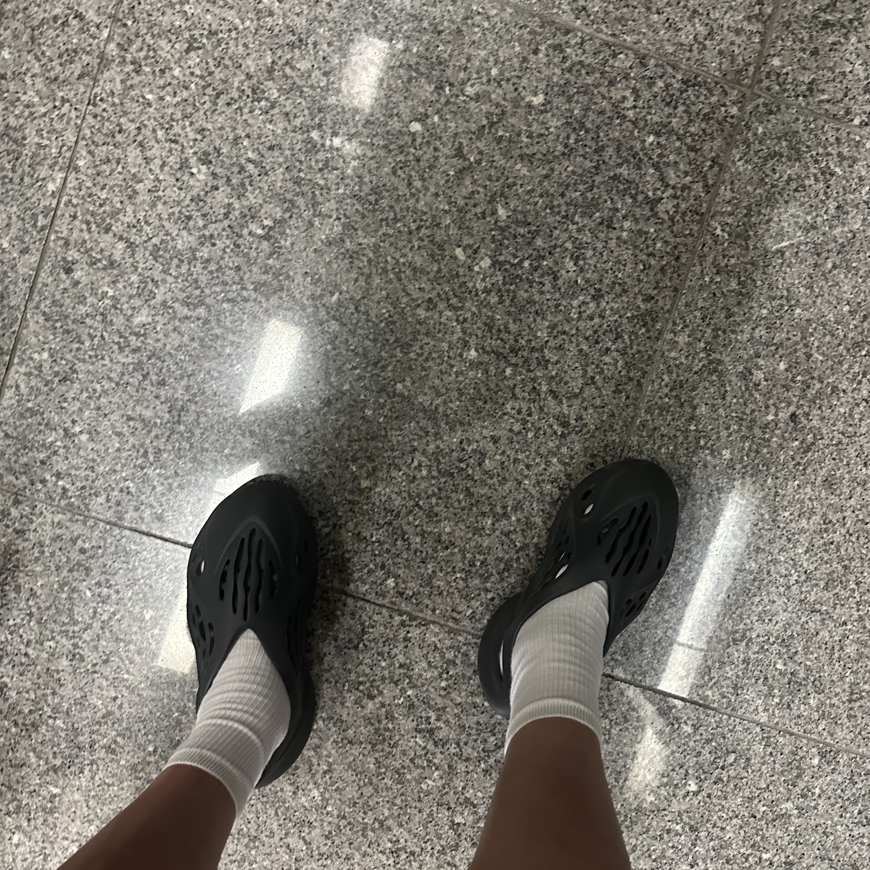 Adidas Yeezy Foam RNNR Carbon 착용 스타일