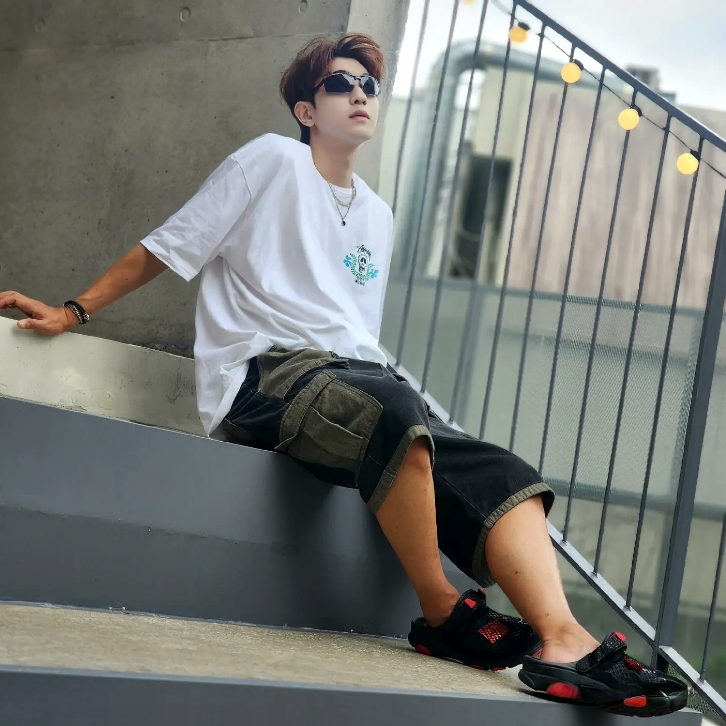 Stussy Skull Crest T-Shirt White, Crocs x Staple Classic All Terrain Clog Black 착용 스타일 - 1