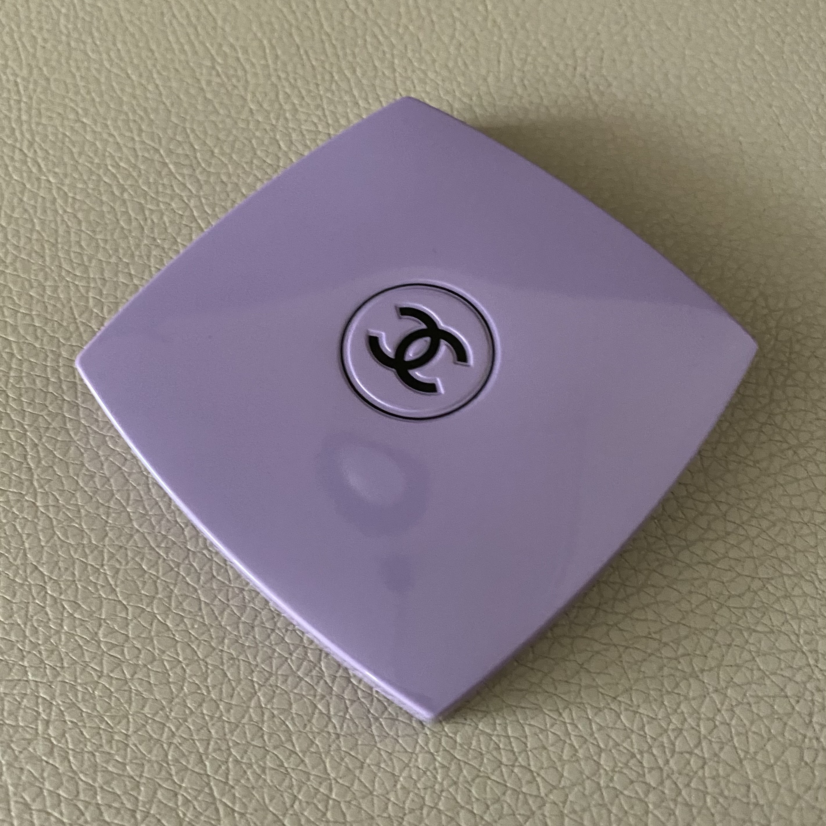 Chanel Codes Couleur Limited Edition Miroir Double Facettes 135 Immortelle 착용 스타일
