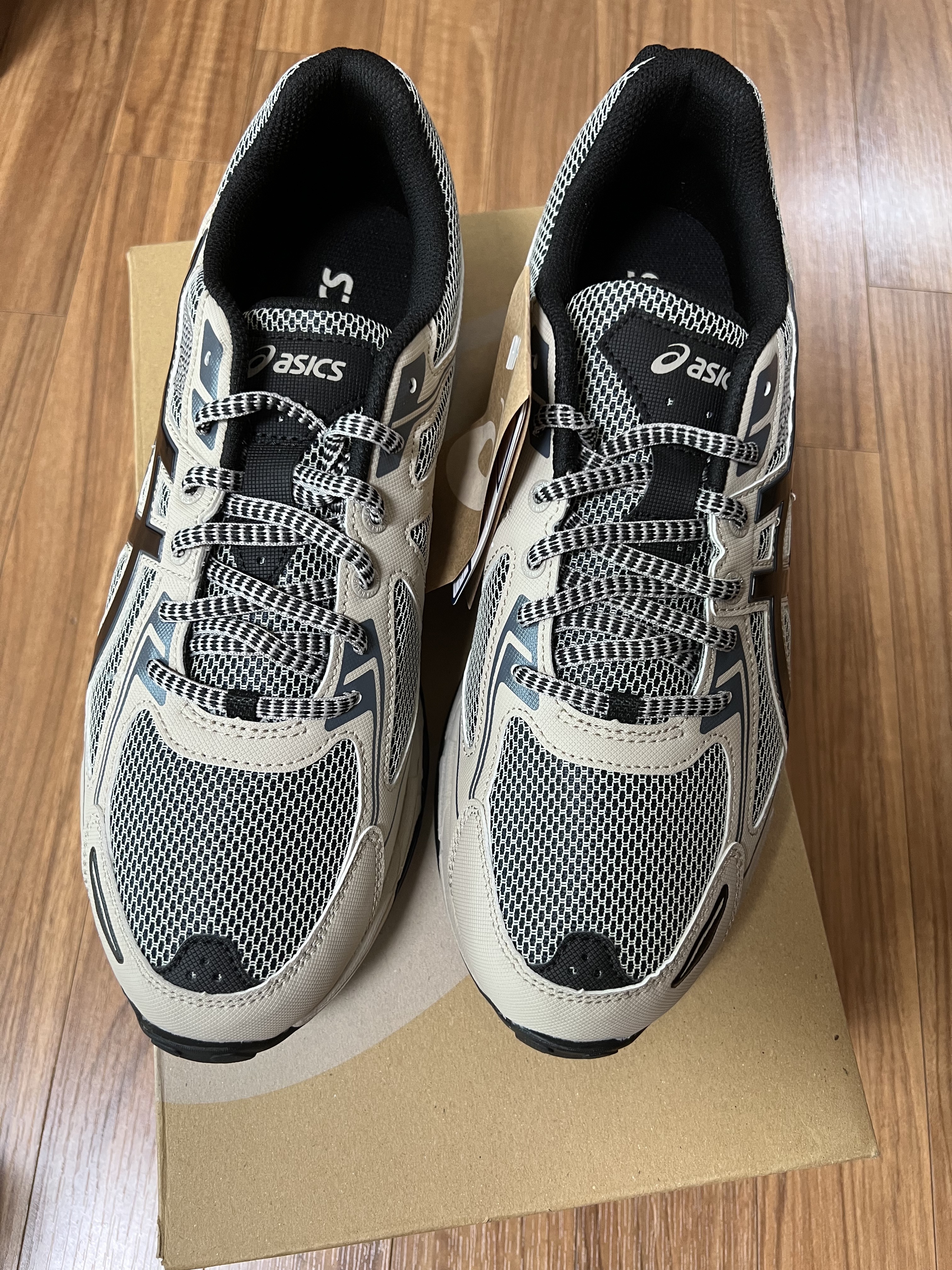 Asics Gel-Venture 6 Feather Grey Black 착용 스타일