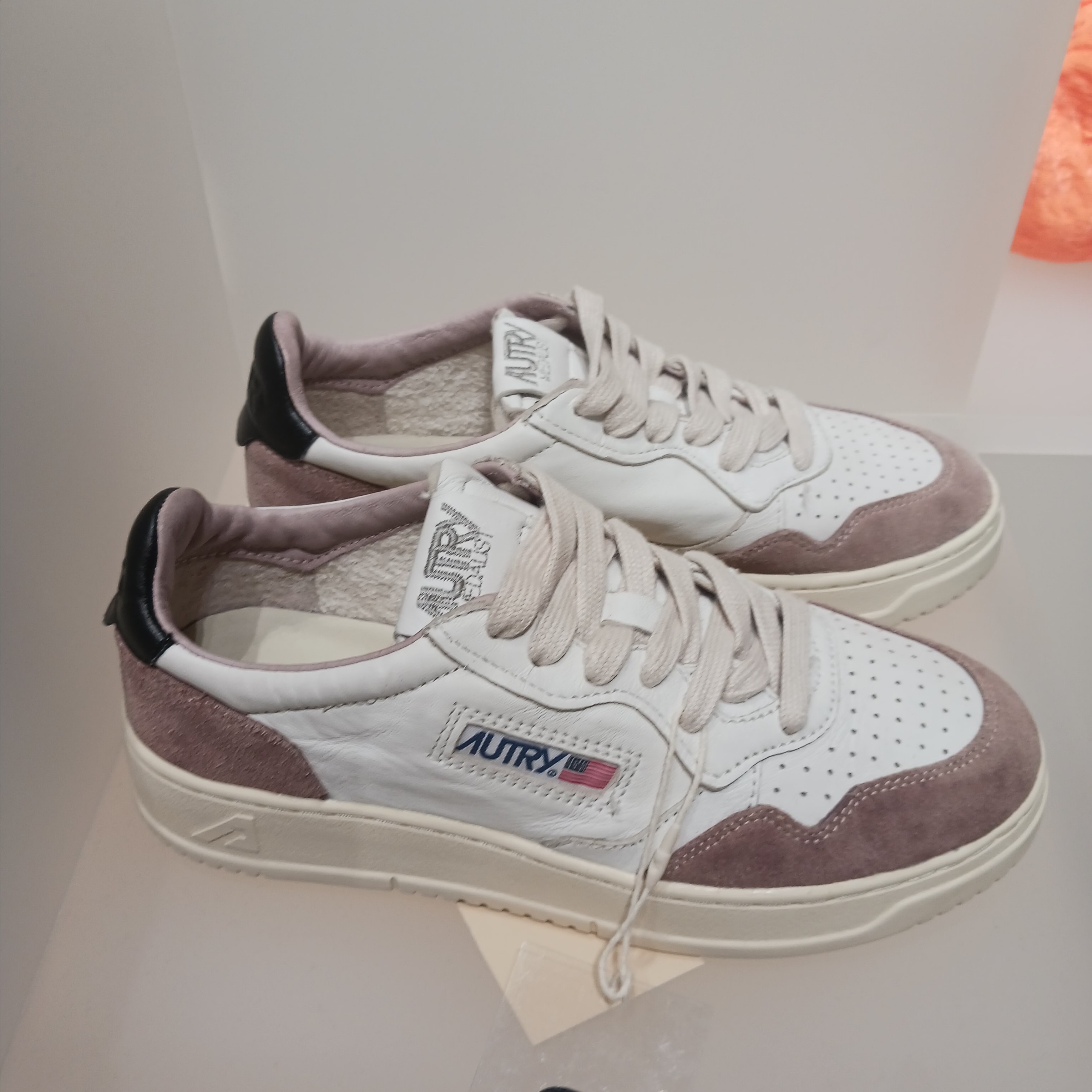 Autry Medalist Low Leather Suede Sneakers Beige Black 착용 스타일 - 1