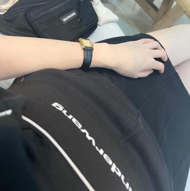 (W) Alexander Wang Logo Elastic Mini Skirt in Ribbed Jersey Black, Cartier Tank Louis Watch Large Quartz Yellow Gold Alligator Skin Dark Grey 착용 스타일 - 1