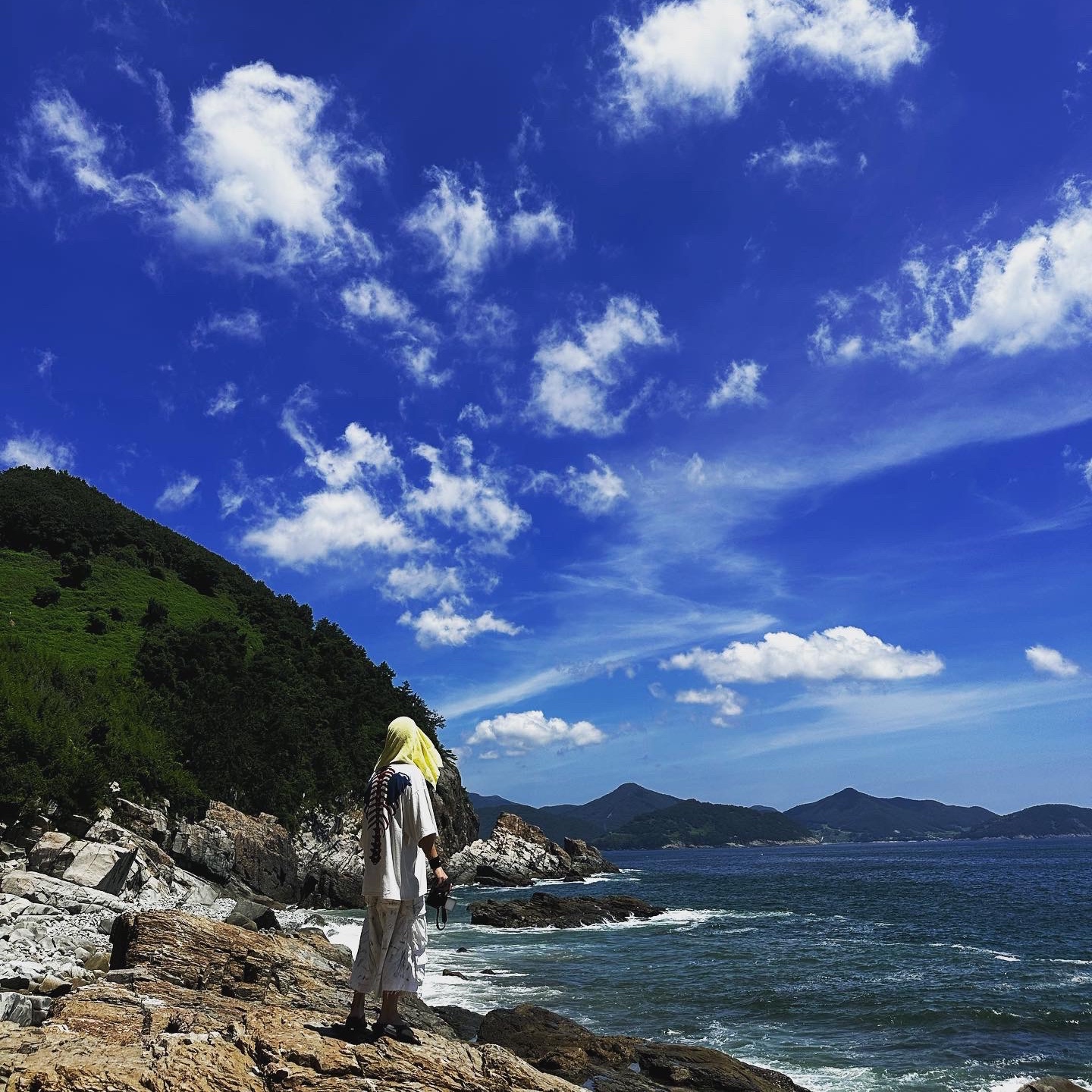 Nos Couleurs Distressed Cargo Shorts White 착용 스타일 - 3