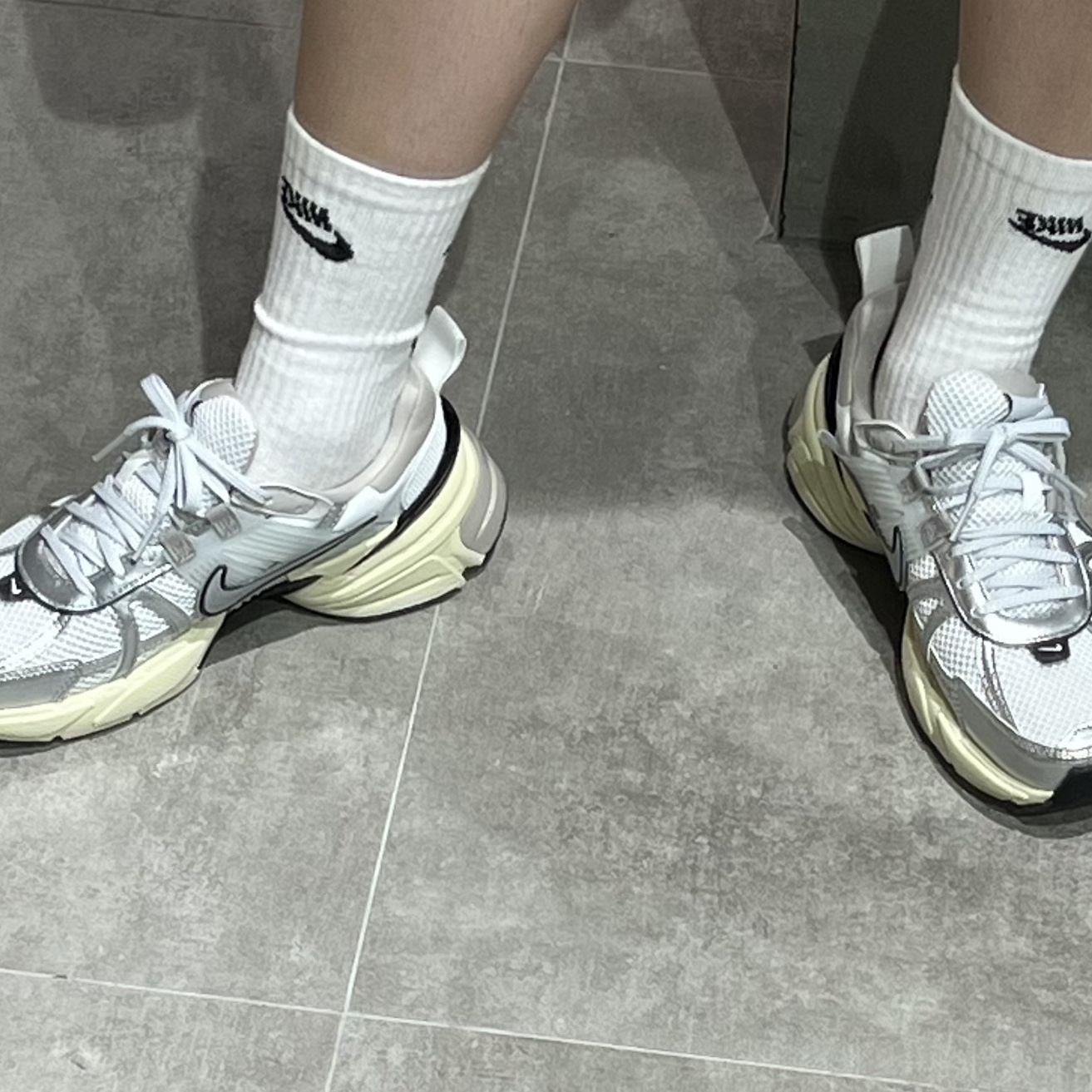 Nike V2K Run Summit White Metallic Silver 착용 스타일 - 1