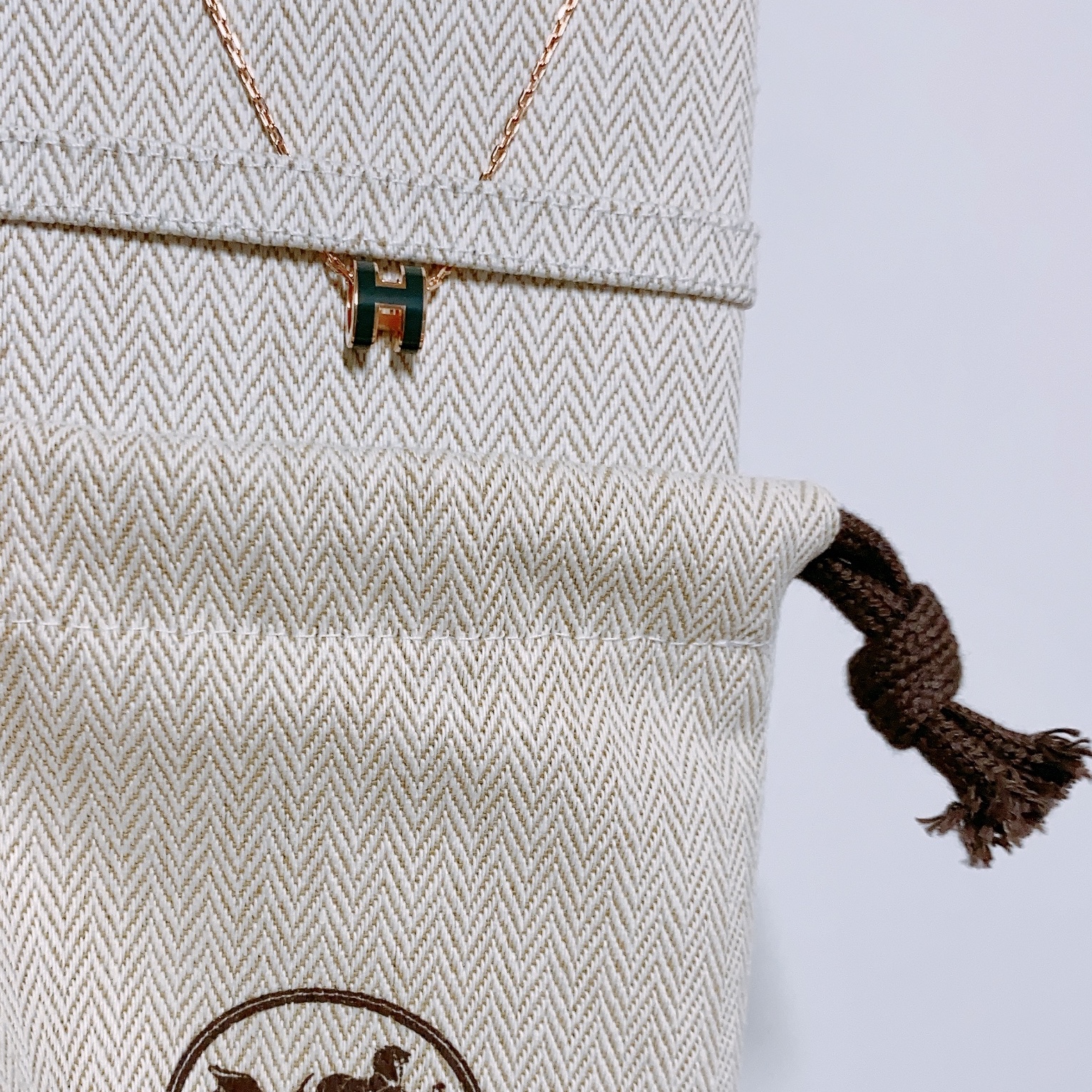 (W) Hermes Mini Pop H Pendant Rose Gold & Vert Cypres 착용 스타일 - 2