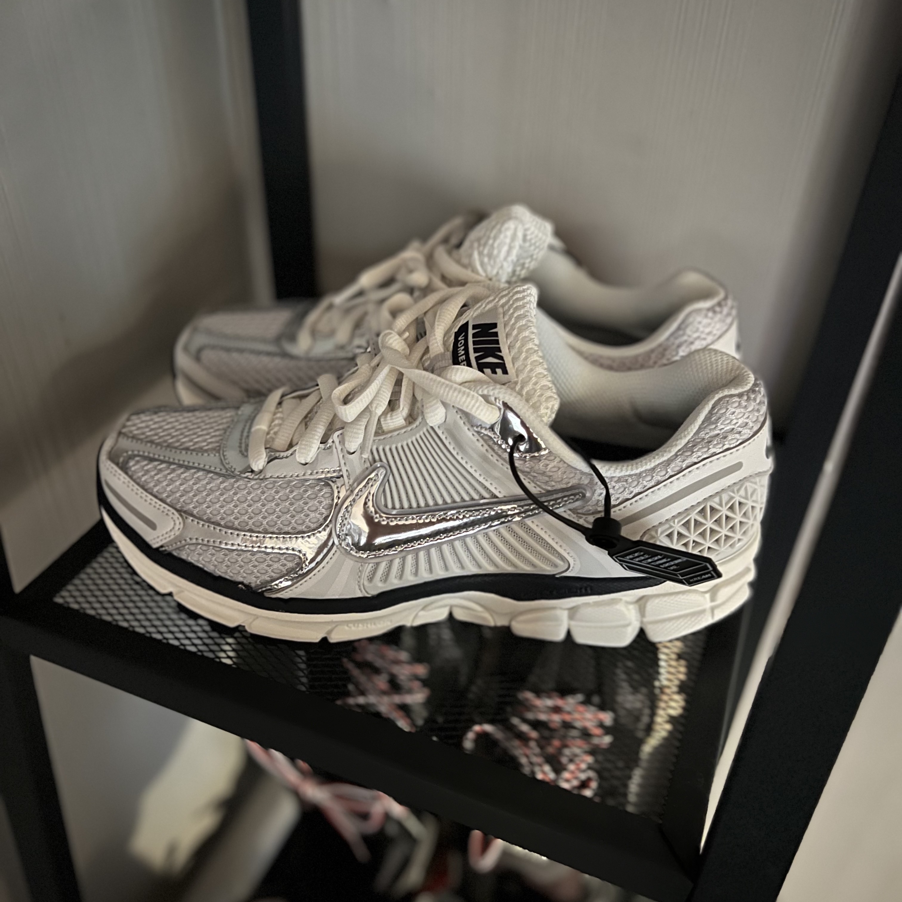 (W) Nike Zoom Vomero 5 Photon Dust and Metallic Silver 착용 스타일