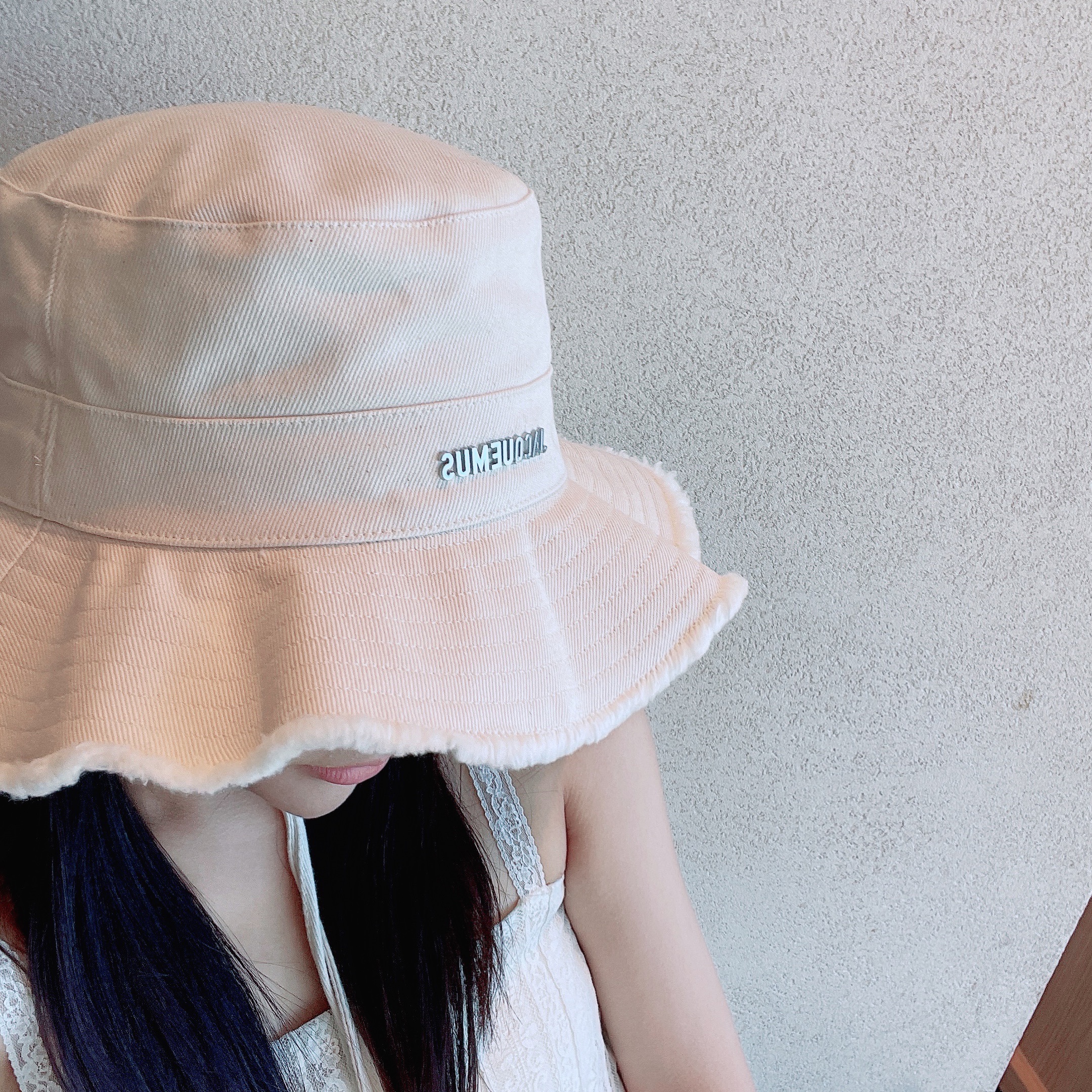 Jacquemus Le Bob Artichaut Bucket Hat Off White 착용 스타일 - 1
