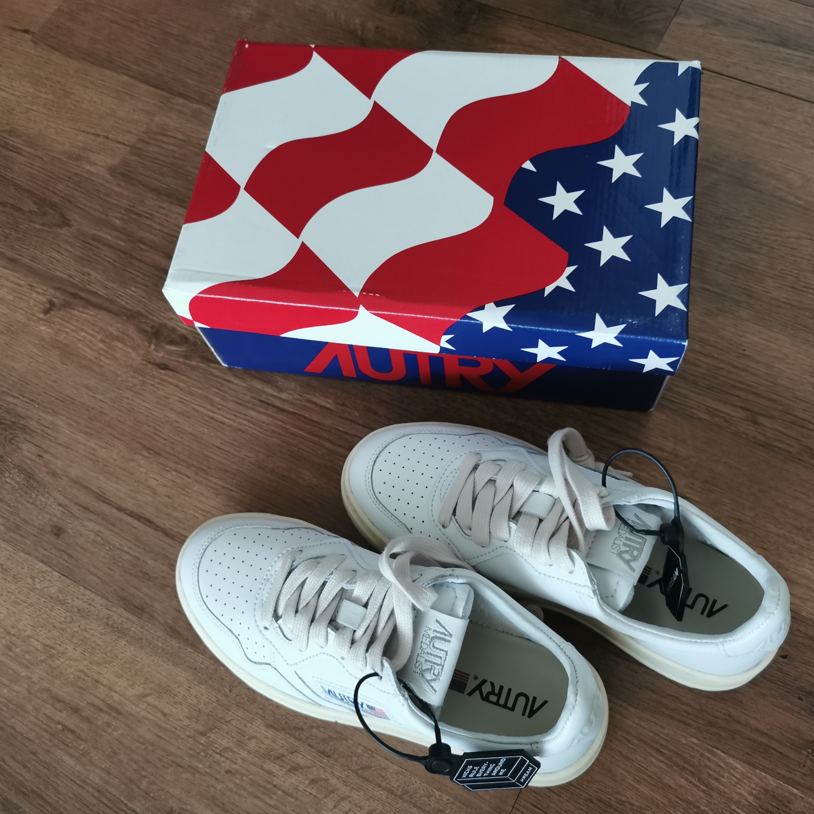 (W) Autry Medalist Low Leather Sneakers White 착용 스타일