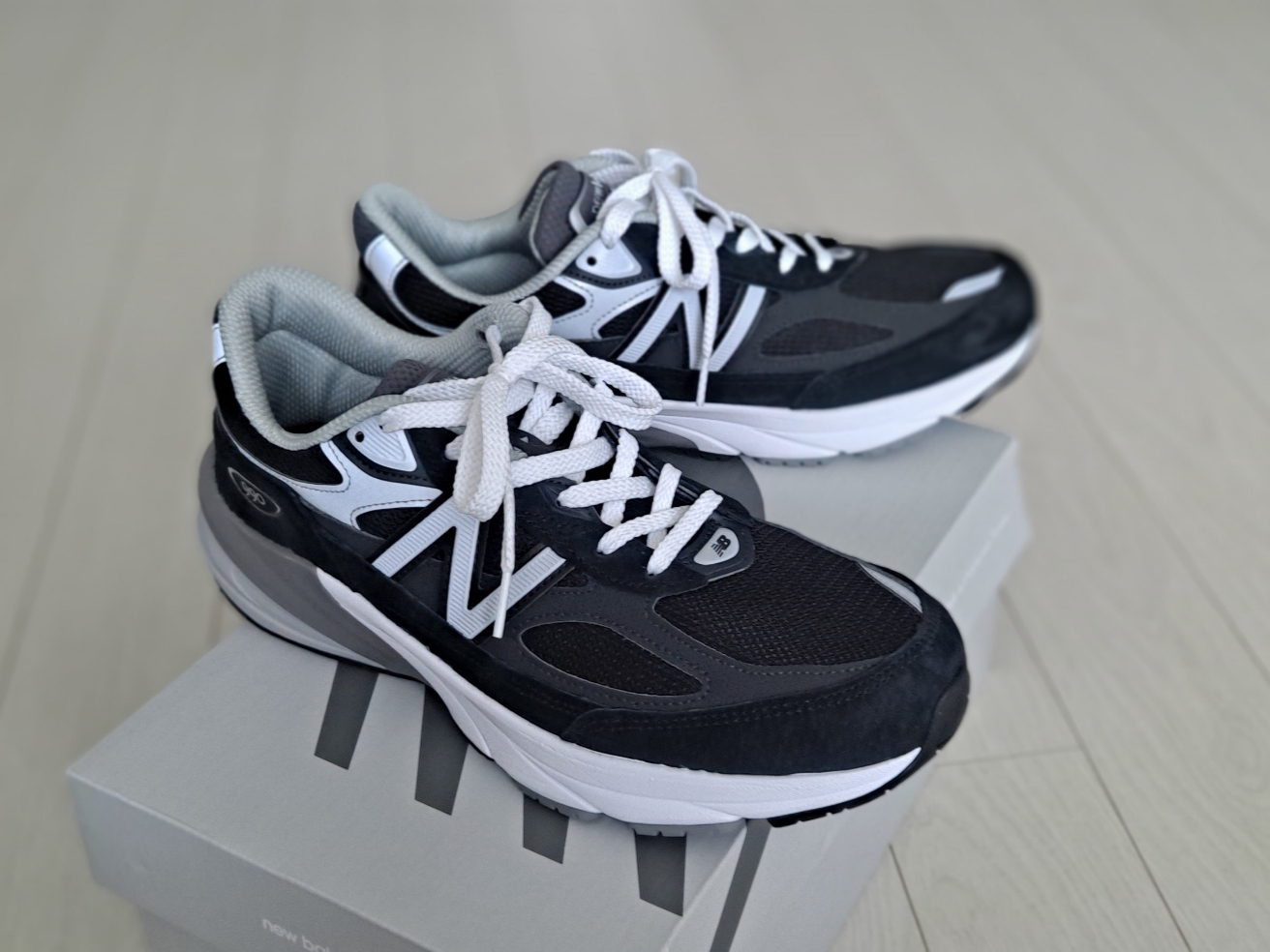 New Balance 990v6 Made in USA Black White 착용 스타일 - 2