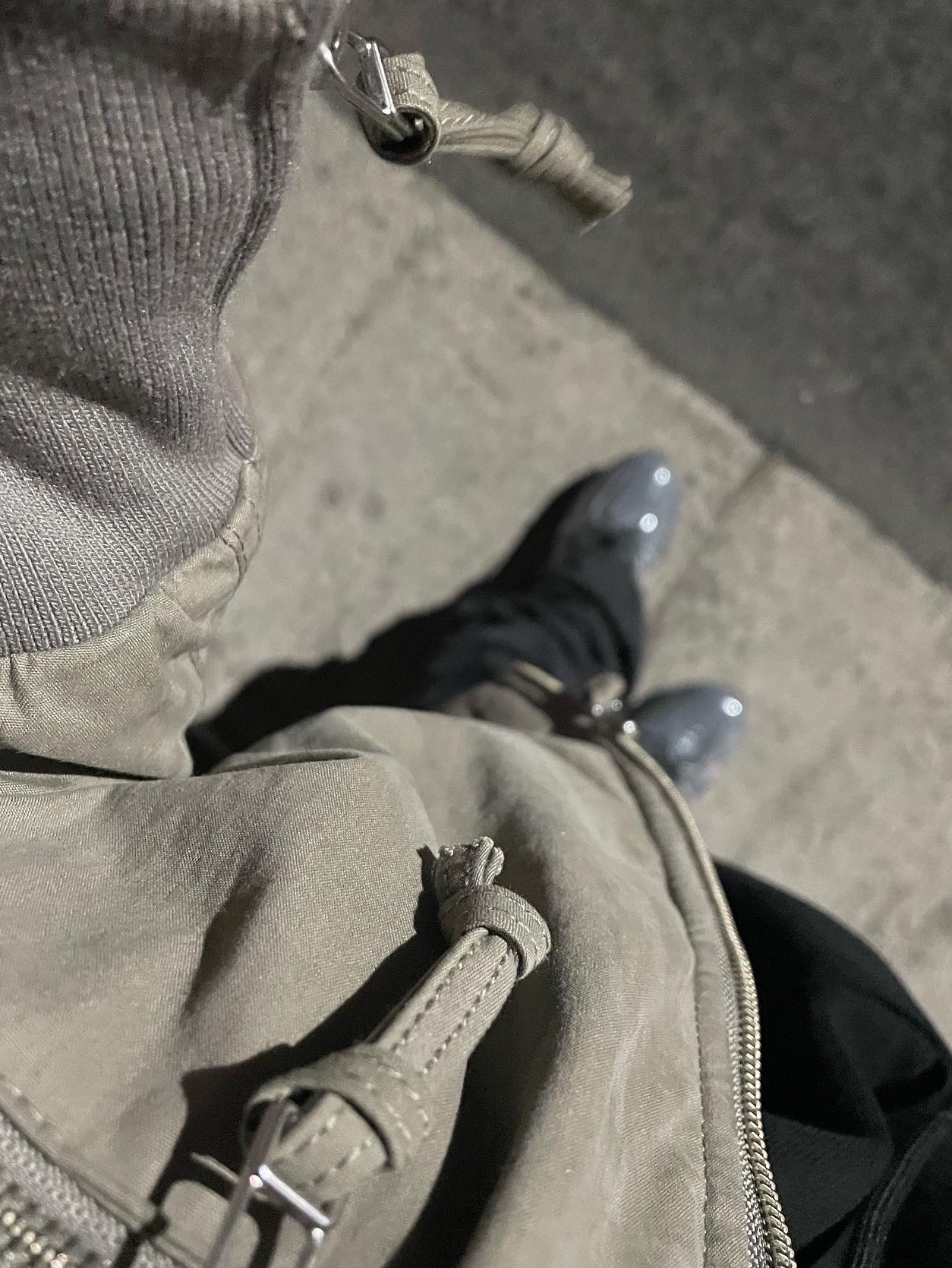 Grailz Multi Zipper Bomber Jacket Taupe, Asics HN2-S Protoblast Steel Grey 착용 스타일 - 3