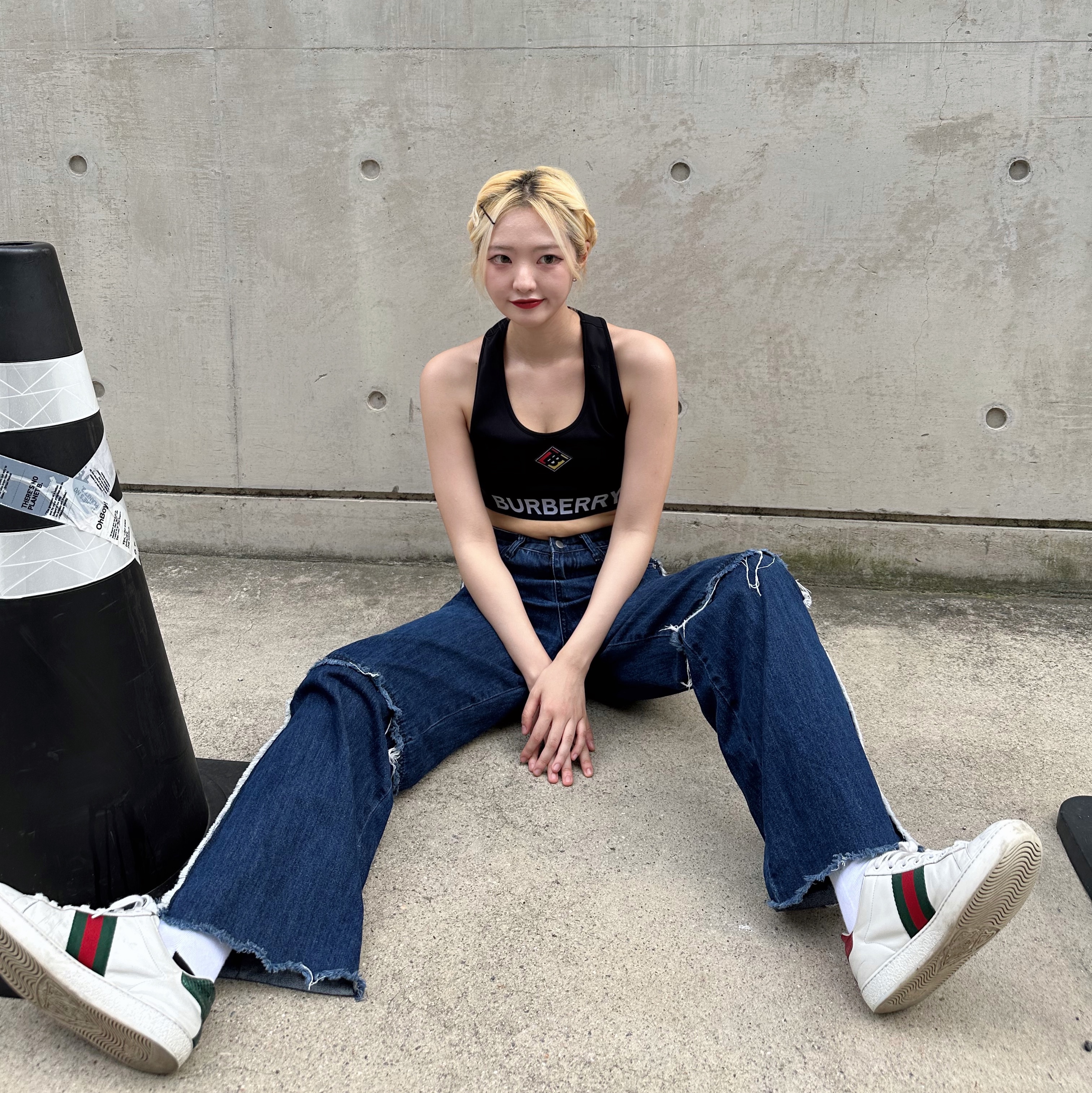 (W) Gucci Ace Bee Embroidered Sneakers 착용 스타일 - 1