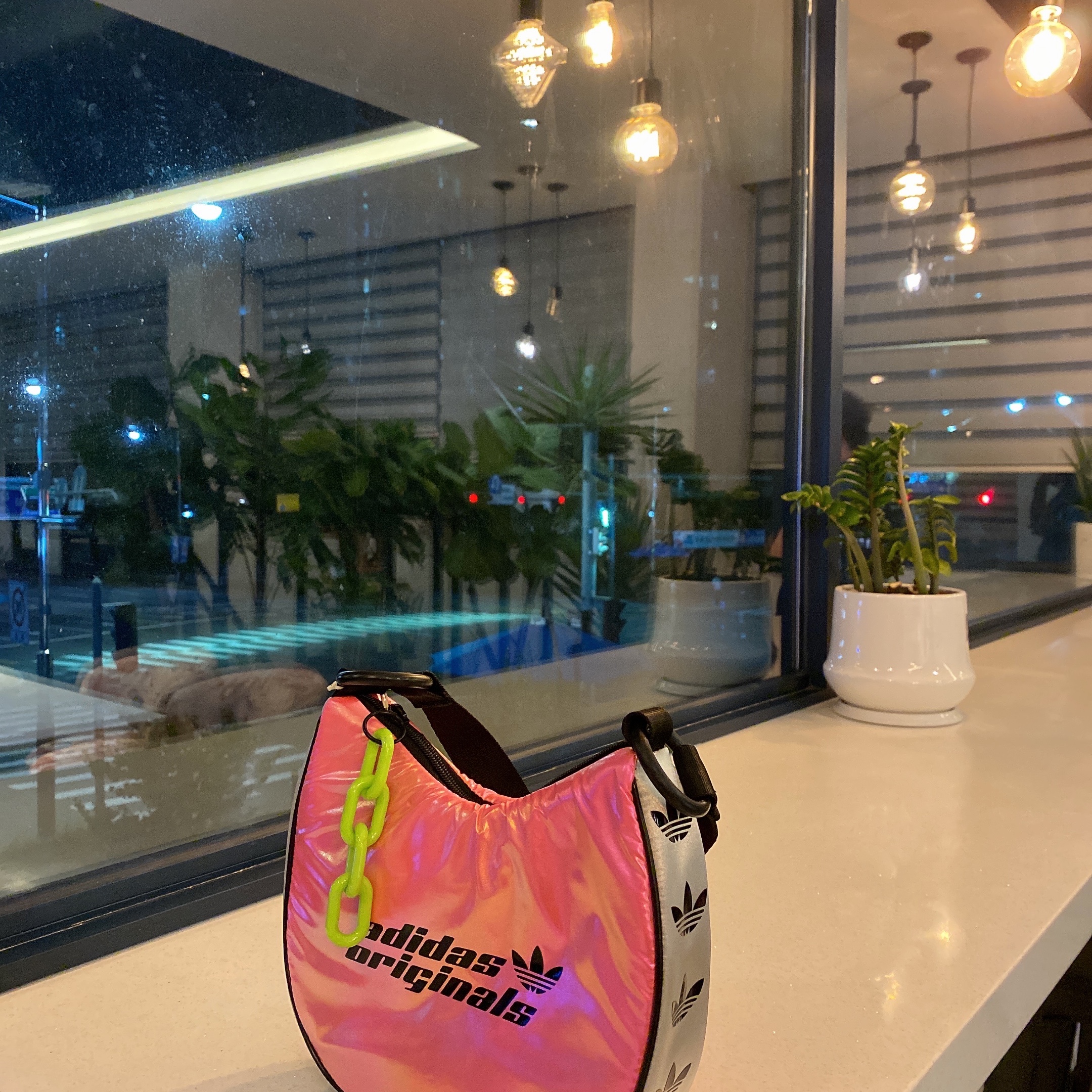 Adidas Metamoto Mini Shoulder Bag Lucid Pink, Taw&Toe Flip Flop Zerovity OG Light Silver 착용 스타일 - 2