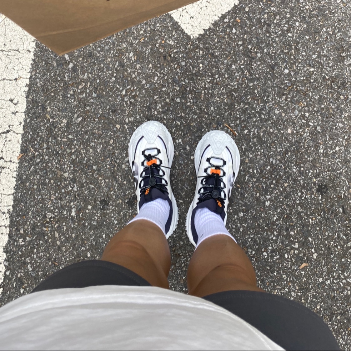 Nike ACG Mountain Fly 2 Low Summit White and Bright Mandarin 착용 스타일