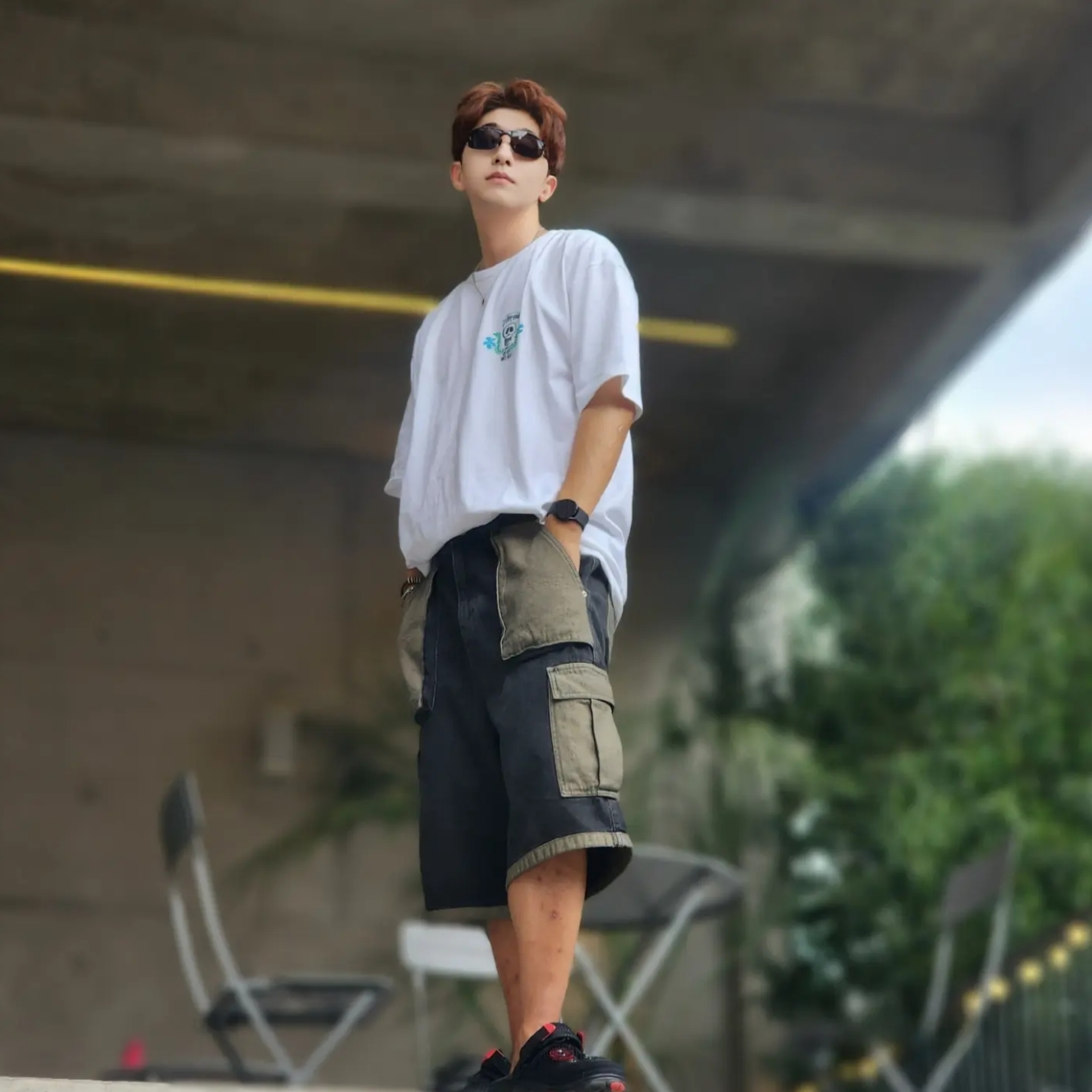 Stussy Skull Crest T-Shirt White, Crocs x Staple Classic All Terrain Clog Black 착용 스타일 - 4