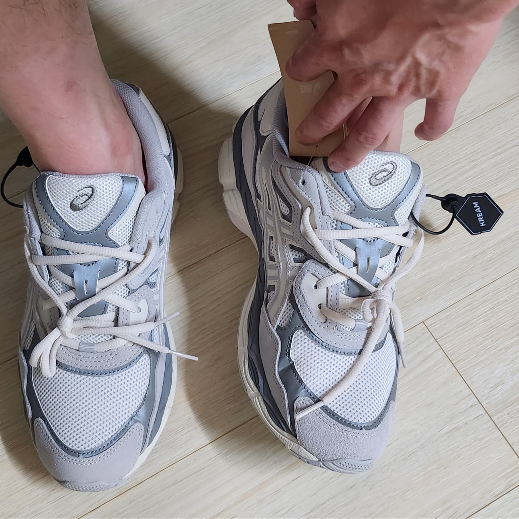 Asics Gel-NYC Cream Oyster Grey 착용 스타일