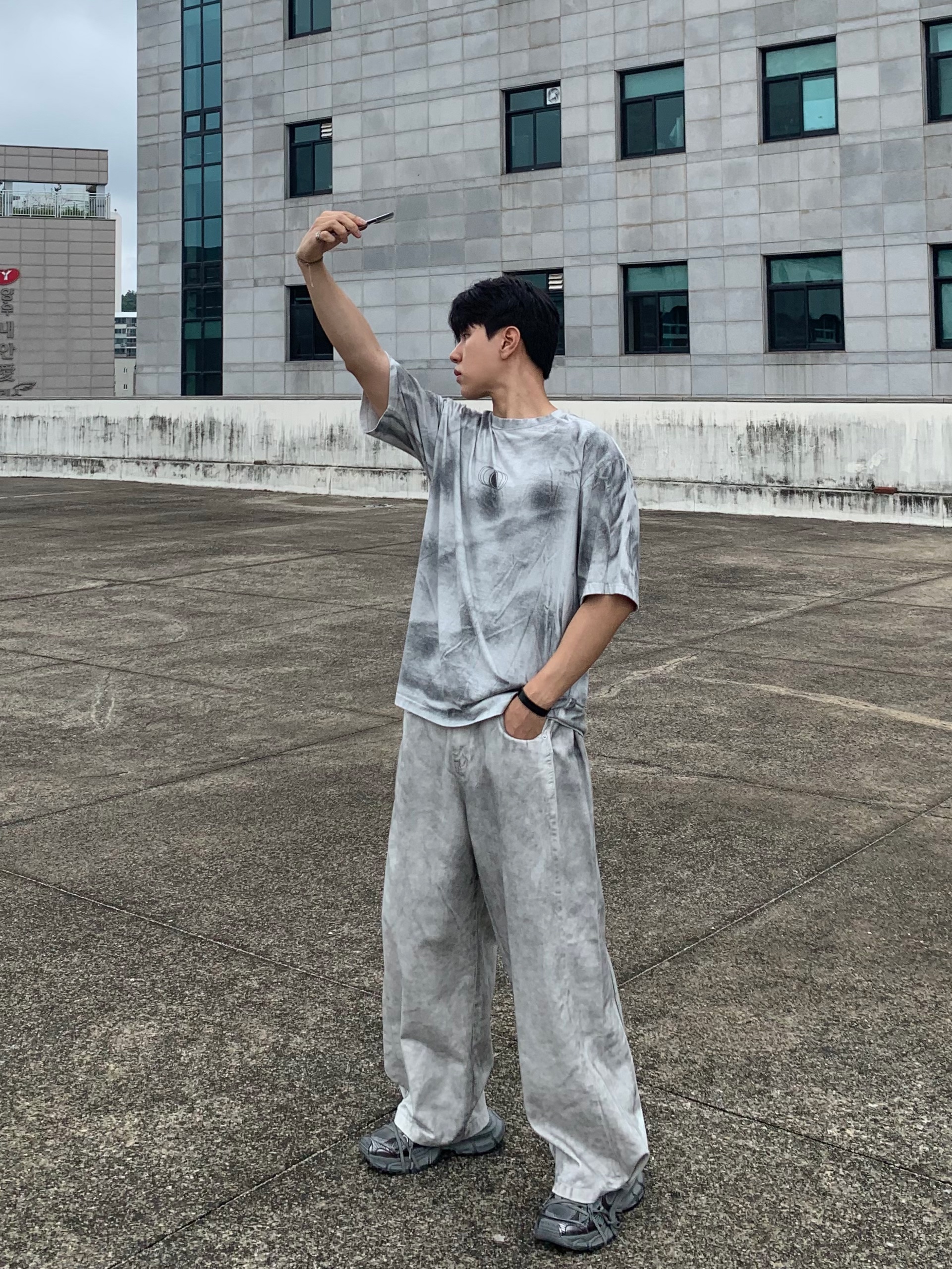 Balenciaga 3XL Sneakers Grey Black 착용 스타일 - 2