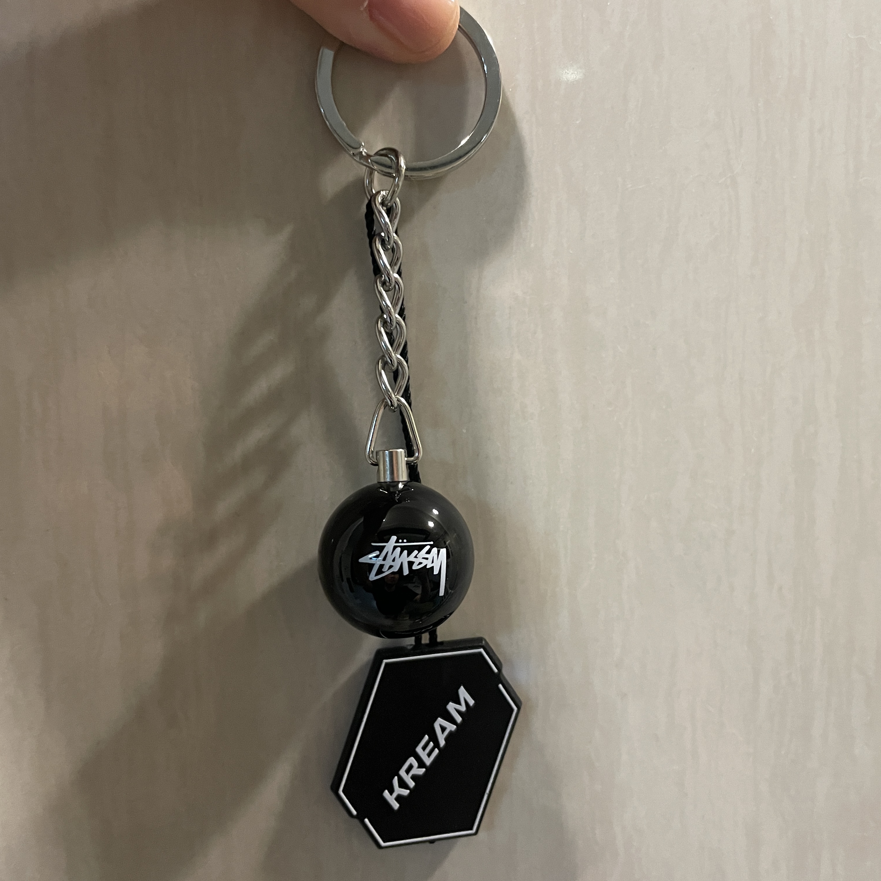 Stussy 8 Ball Keychain Black, Porter Freestyle Multi Coin Case Black 착용 스타일 - 2