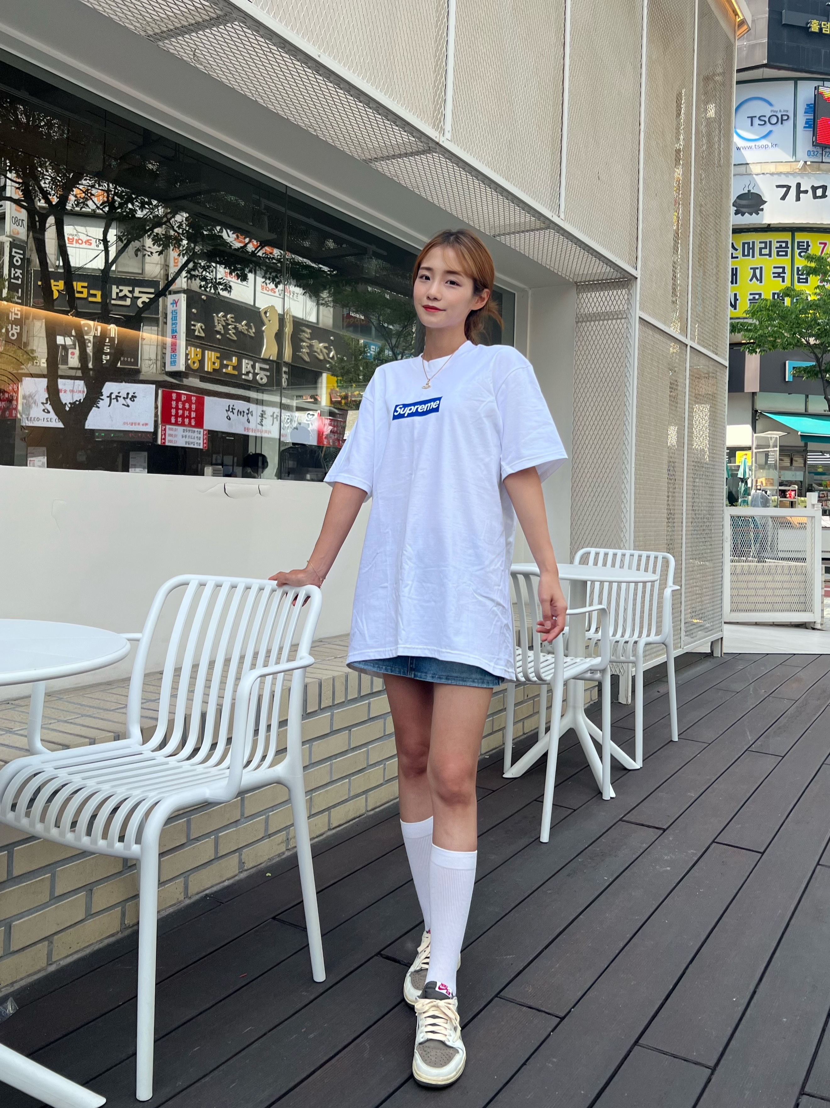 Supreme Seoul Box Logo T-Shirt White - 23FW, Jordan 1 x Travis Scott Retro Low OG SP Sail and Ridgerock 착용 스타일 - 1