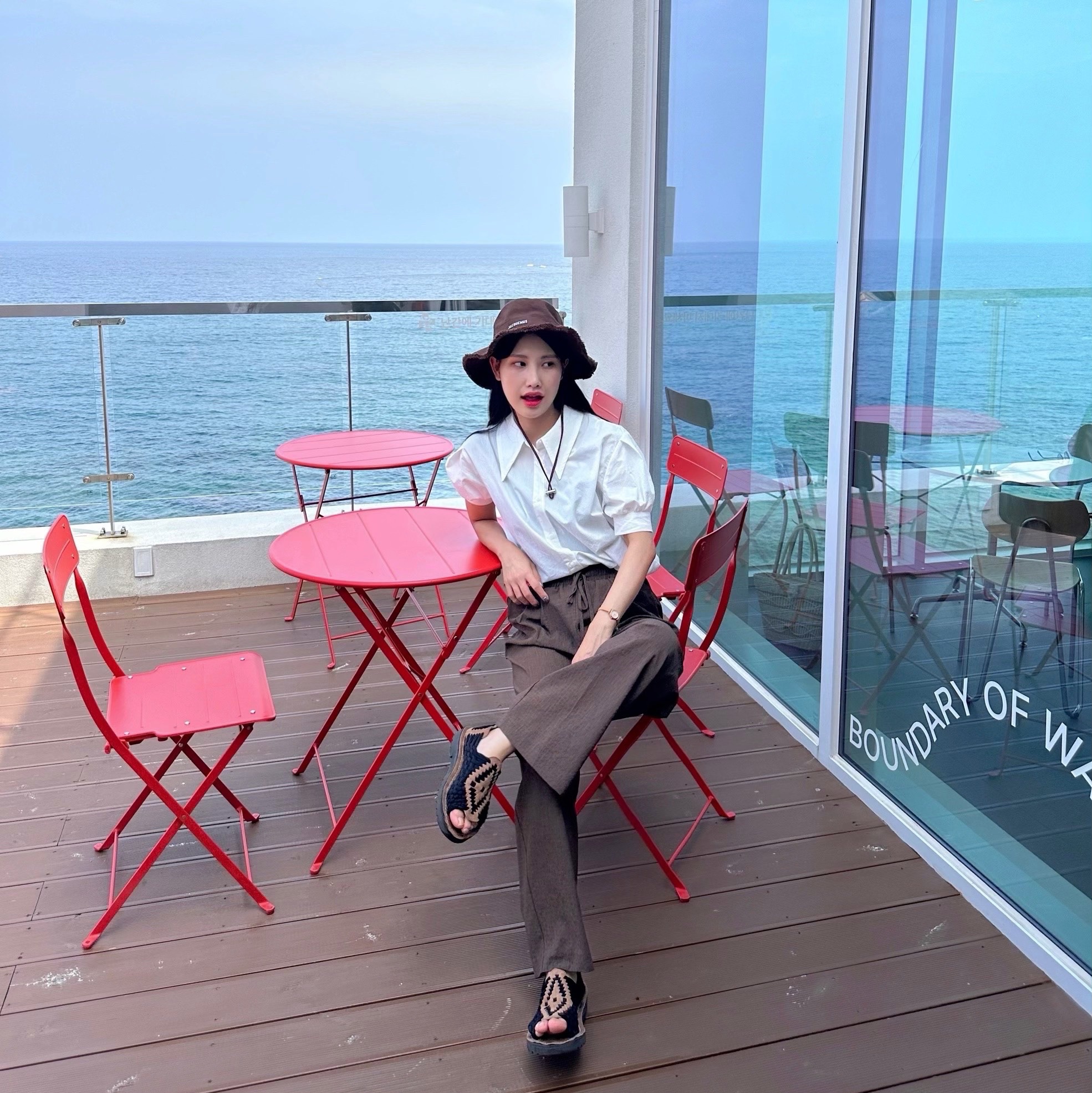 Jacquemus Le Bob Artichaut Bucket Hat Brown 착용 스타일 - 2