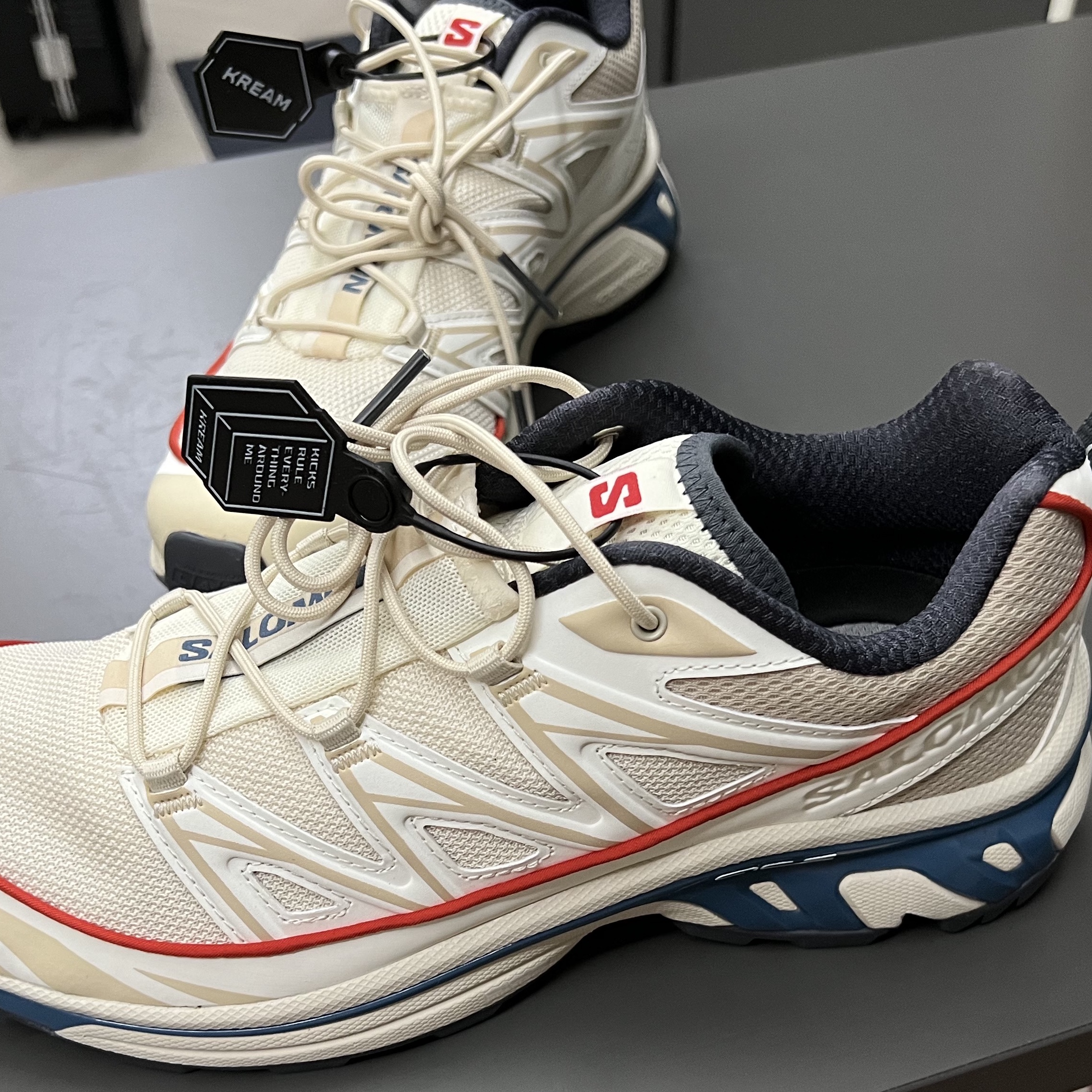 Salomon XT-6 Expanse Almond Milk Aegean Blue 착용 스타일 - 3