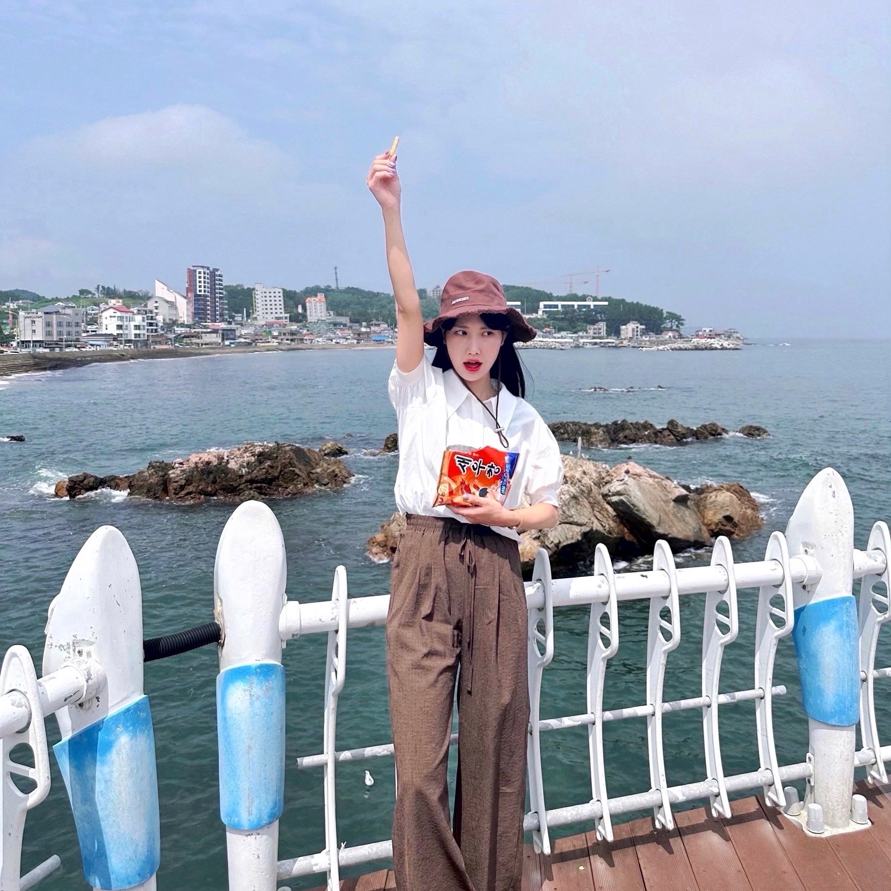 Jacquemus Le Bob Artichaut Bucket Hat Brown 착용 스타일 - 4