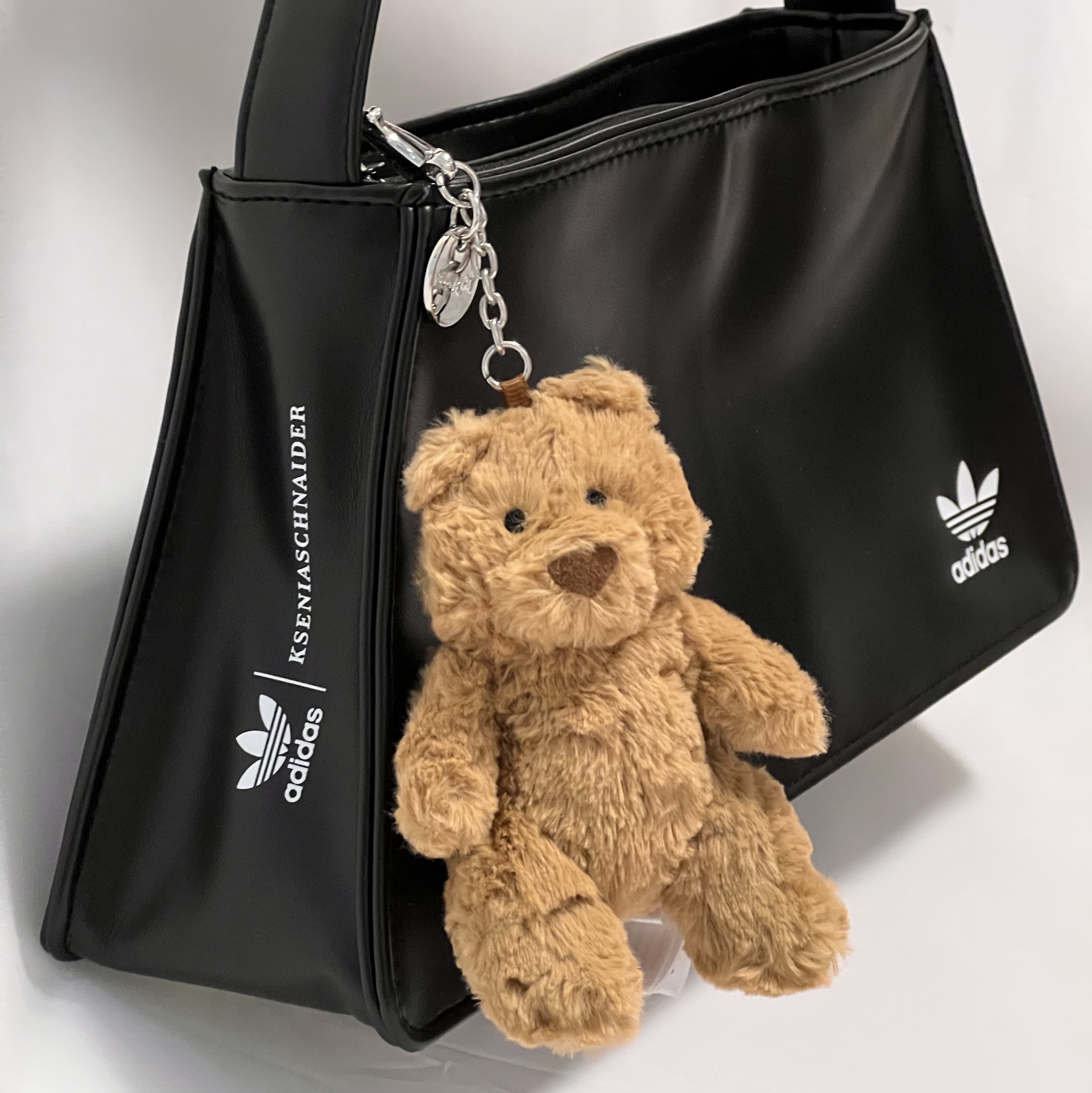 Jellycat Bartholomew Bear Bag Charm Brown, Adidas x Kseniaschnaider Mini Airliner Bag Black 착용 스타일 - 1