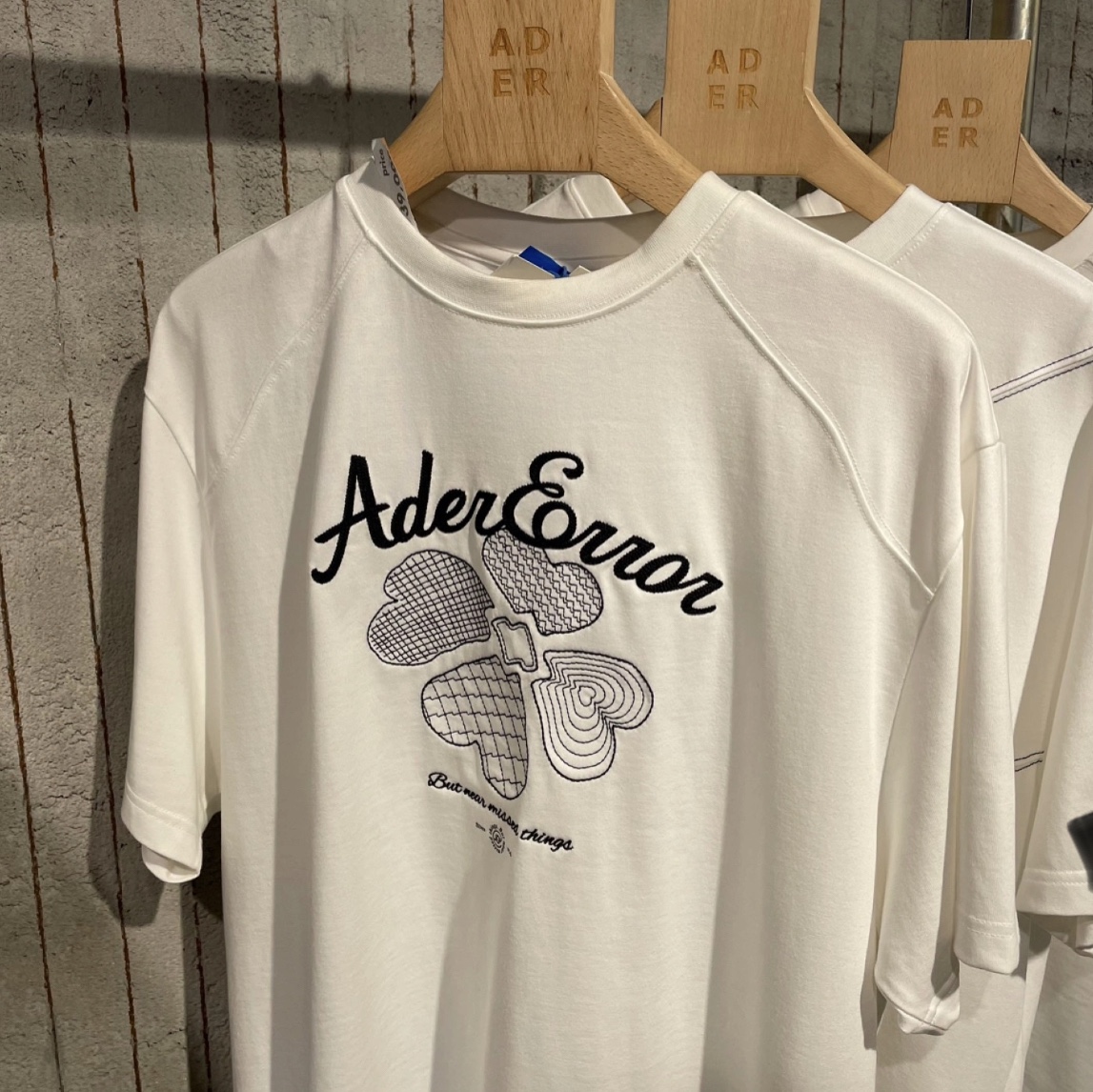 Ader Error Tever Logo T-Shirt White 착용 스타일