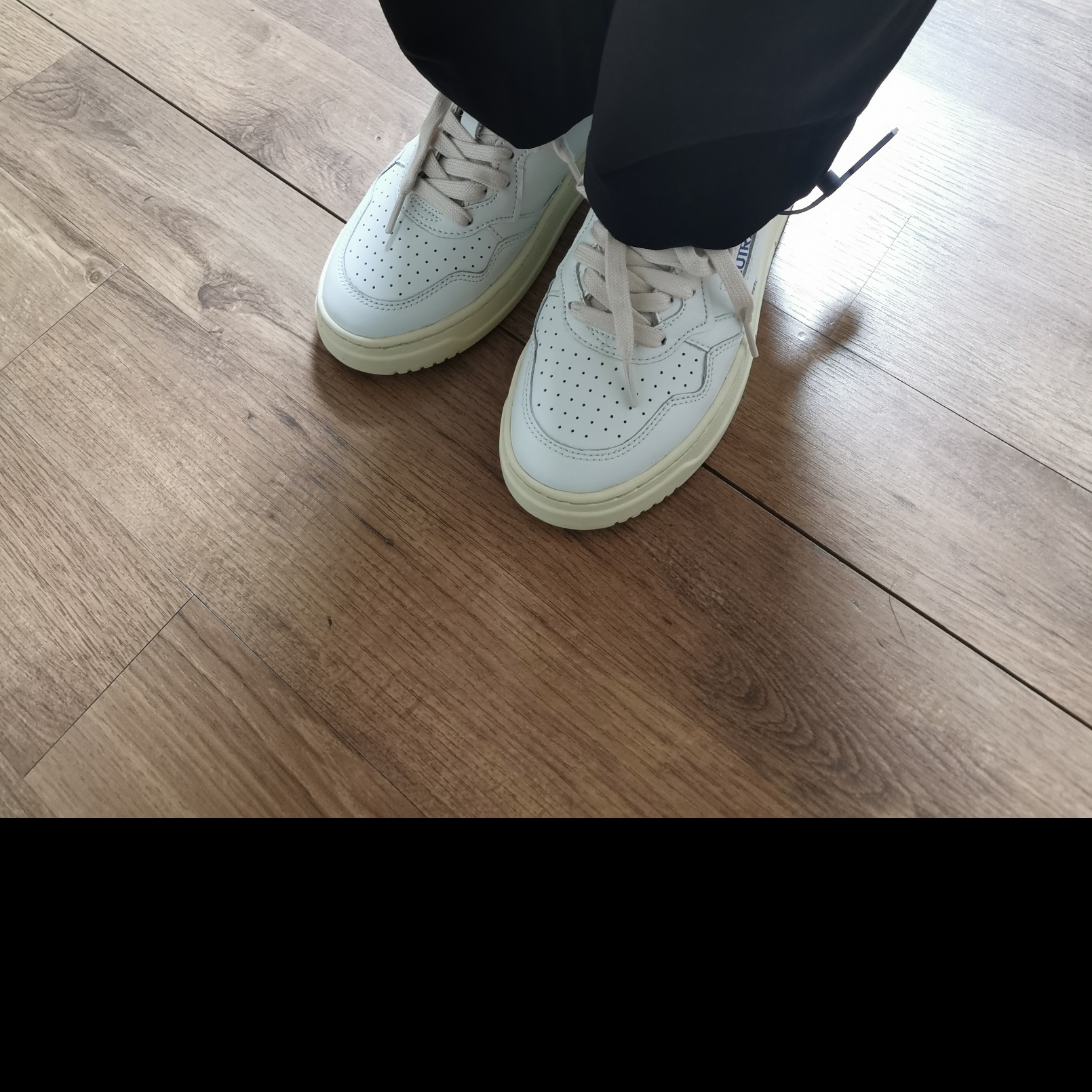 (W) Autry Medalist Low Leather Sneakers White 착용 스타일 - 1