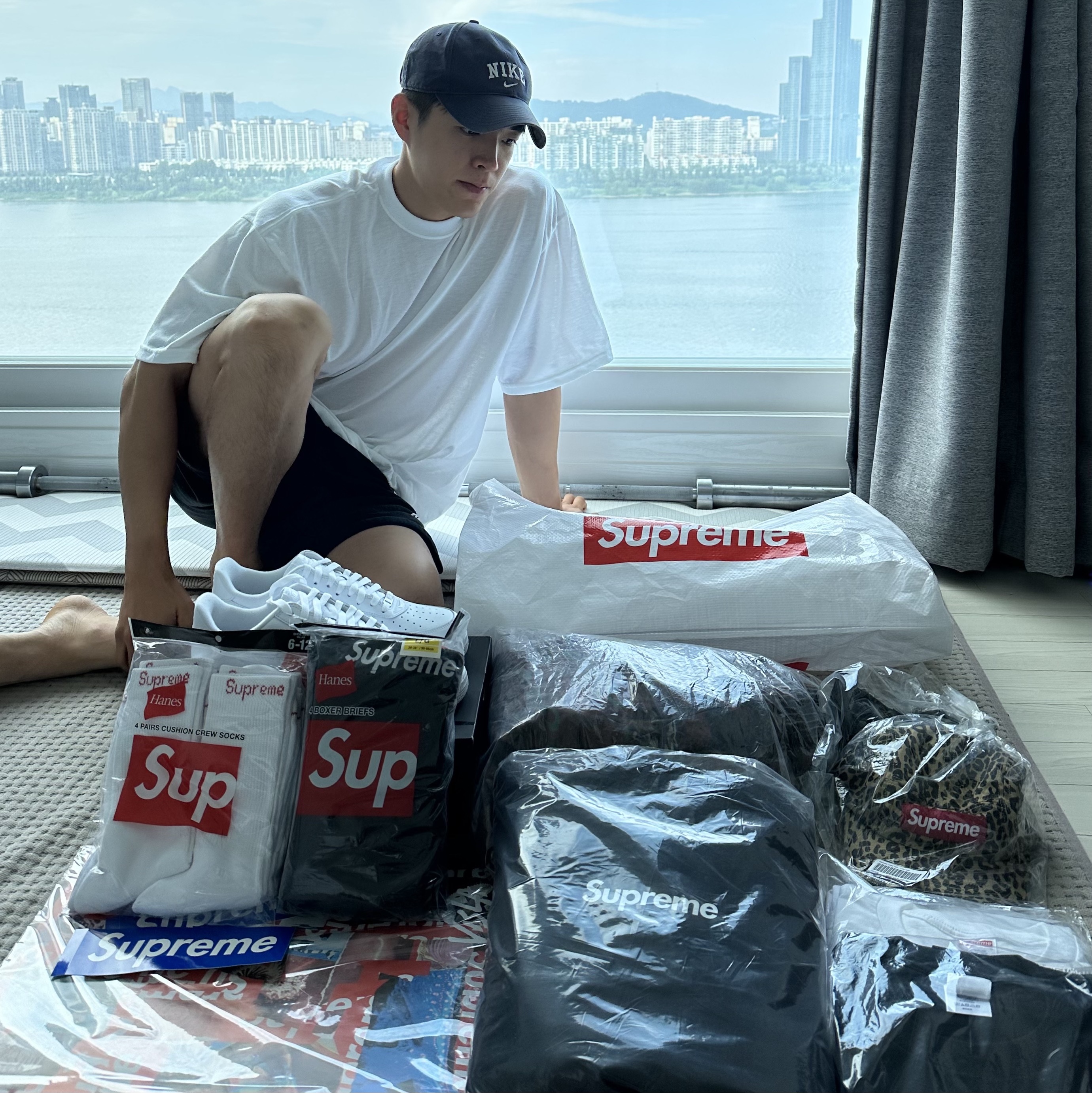 Supreme Seoul Box Logo T-Shirt White - 23FW, Supreme Seoul Box Logo Hooded Sweatshirt Black - 23FW 착용 스타일 - 2