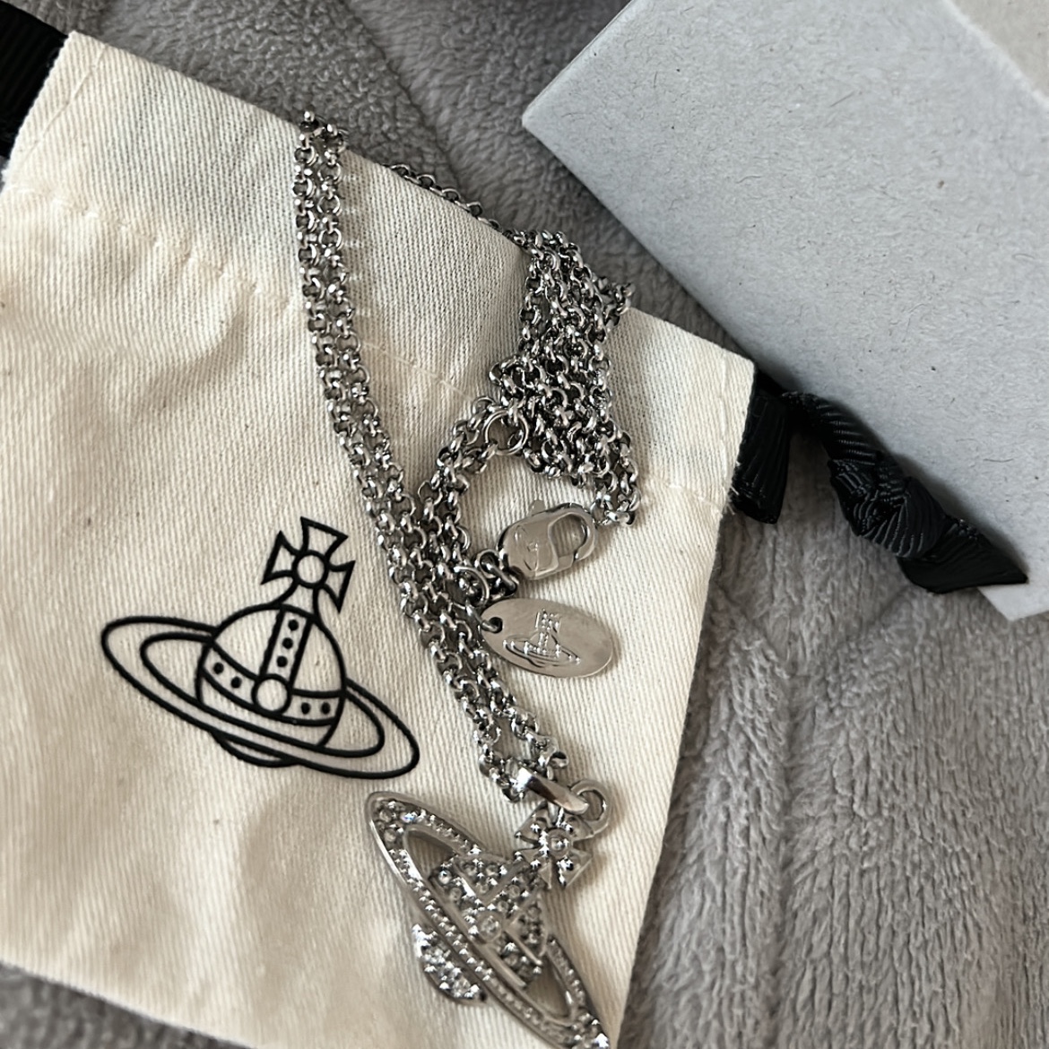 Vivienne Westwood Mini Bas Relief Pendant Silver 착용 스타일