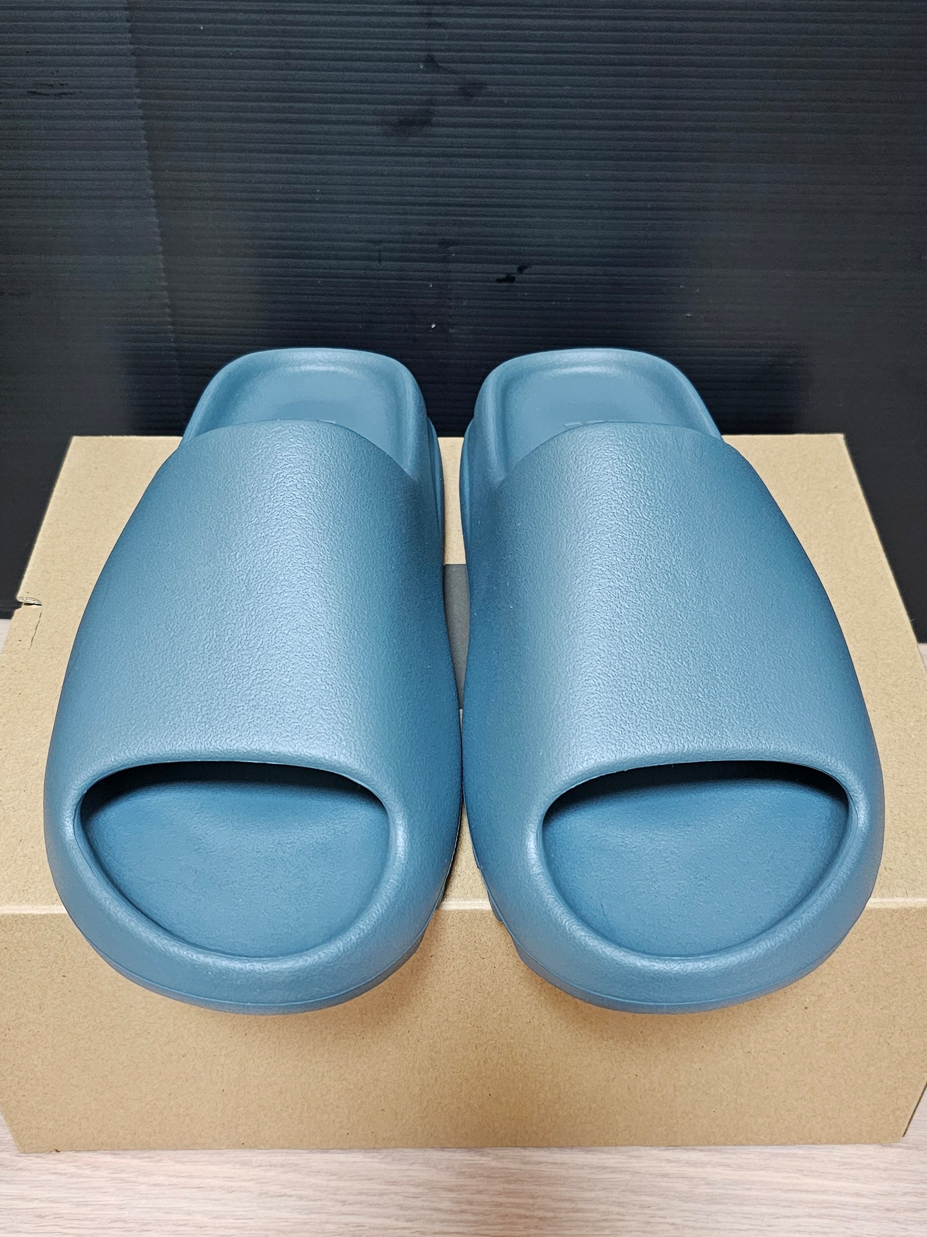 Adidas Yeezy Slide Slate Marine 착용 스타일 - 1