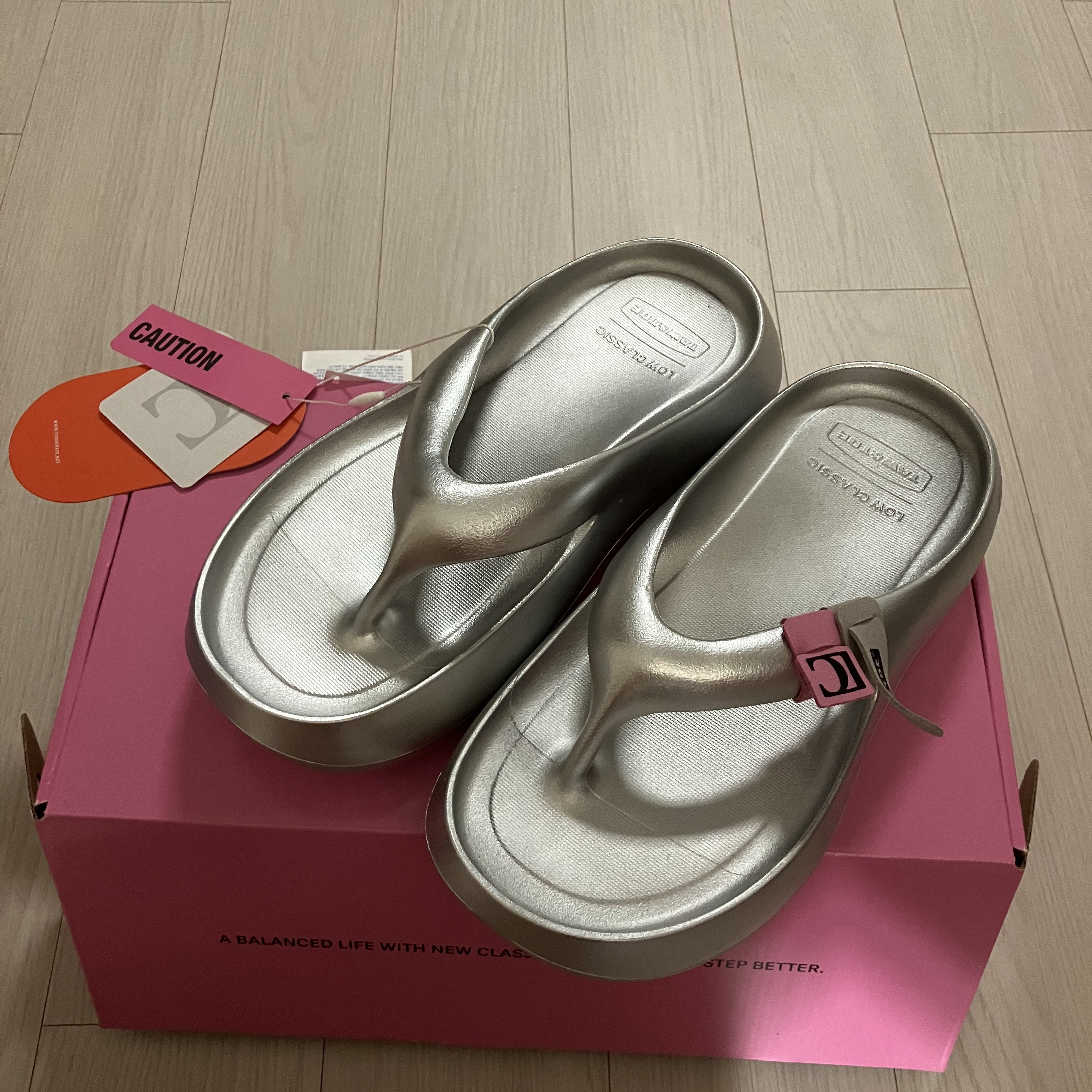 Taw&Toe x Low Classic Platform Flip Flop Silver 착용 스타일