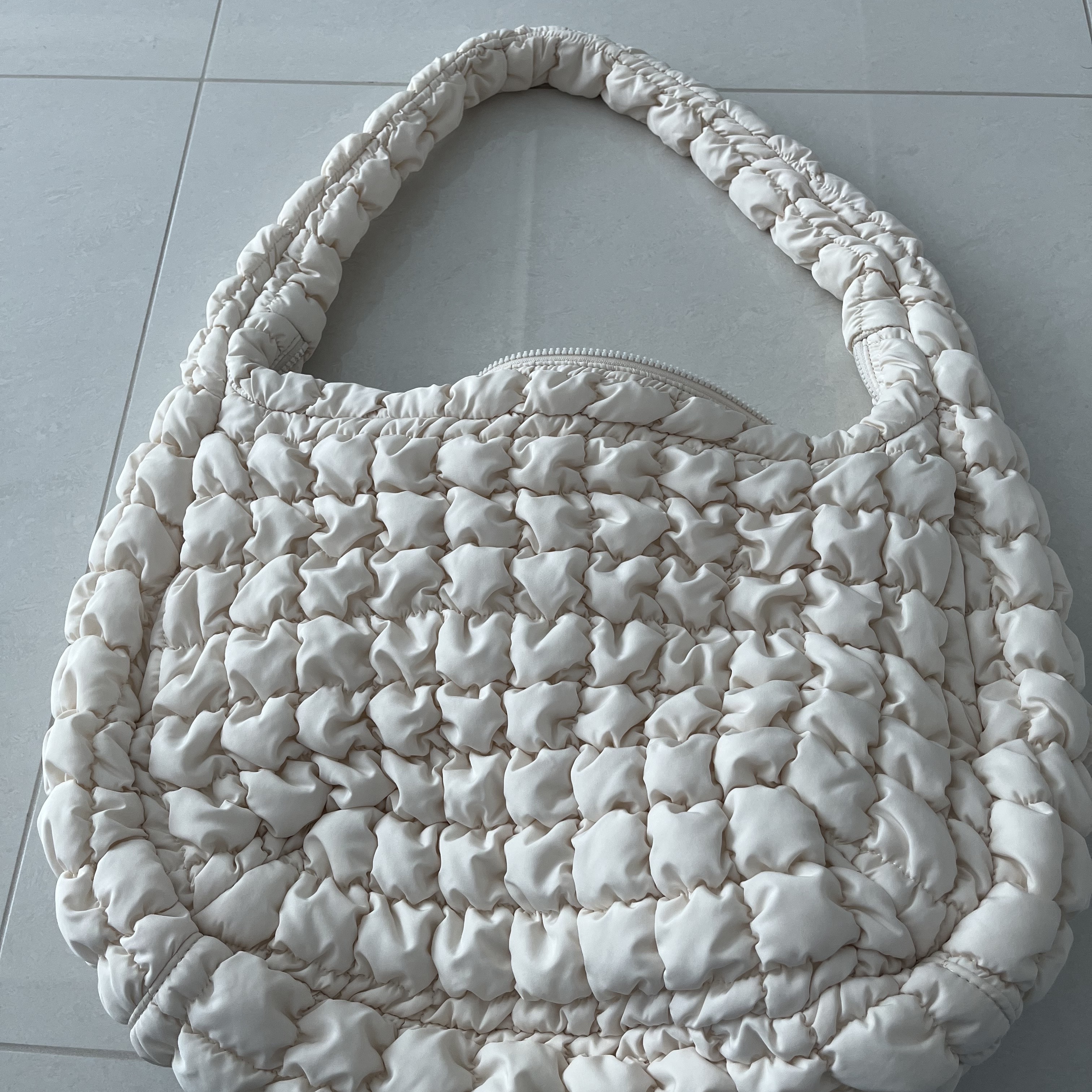 COS Quilted Oversized Shoulder Bag Off White Light Beige 착용 스타일