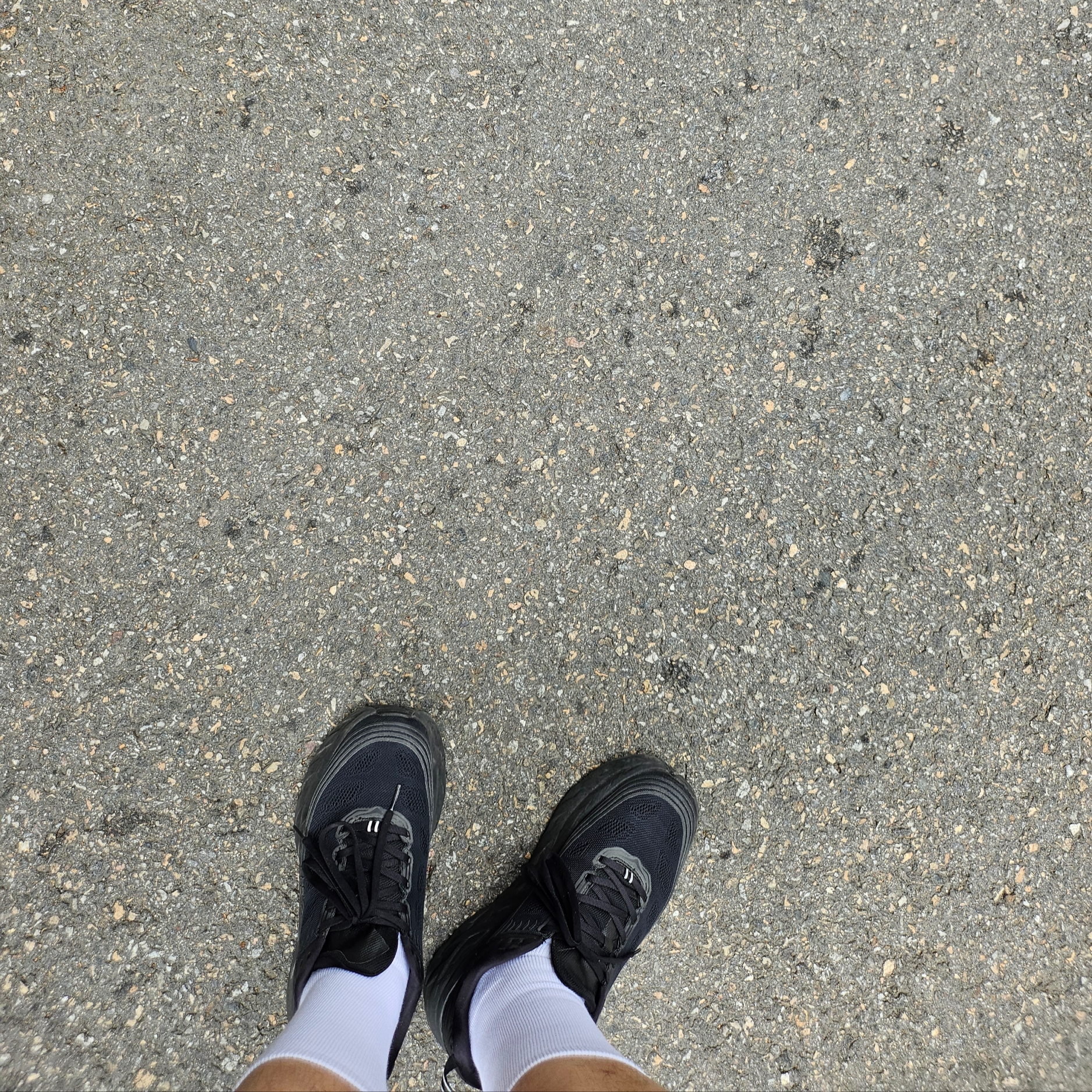 Hoka Bondi 6 Black 착용 스타일