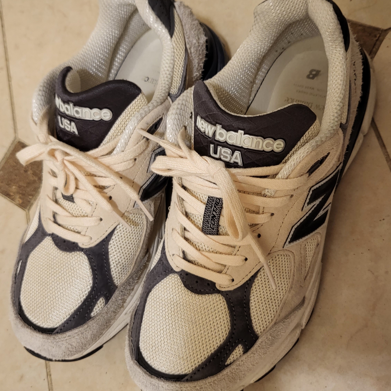New Balance 990v3 Made in USA Moonbeam Macadamia Nut 착용 스타일
